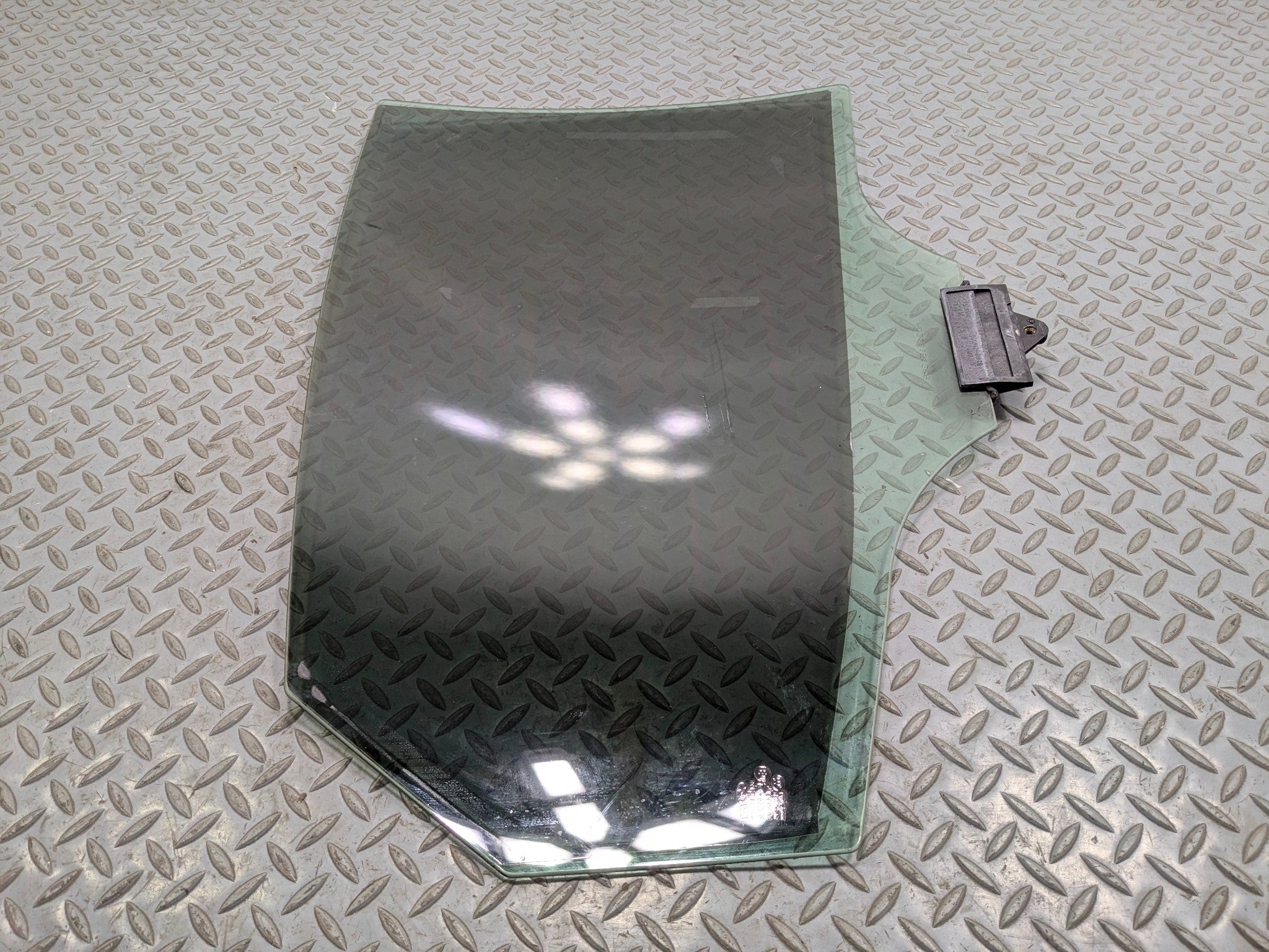 2012 - 2014 HYUNDAI AZERA OEM DOOR WINDOW GLASS RAER LEFT DRIVER SIDE