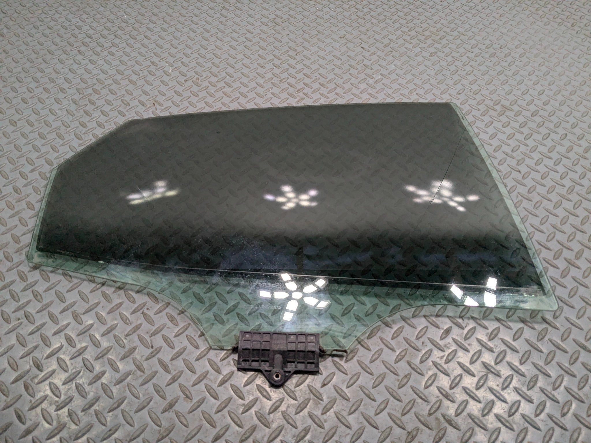 2012 - 2014 HYUNDAI AZERA OEM DOOR WINDOW GLASS REAR RIGHT PASSENGER SIDE