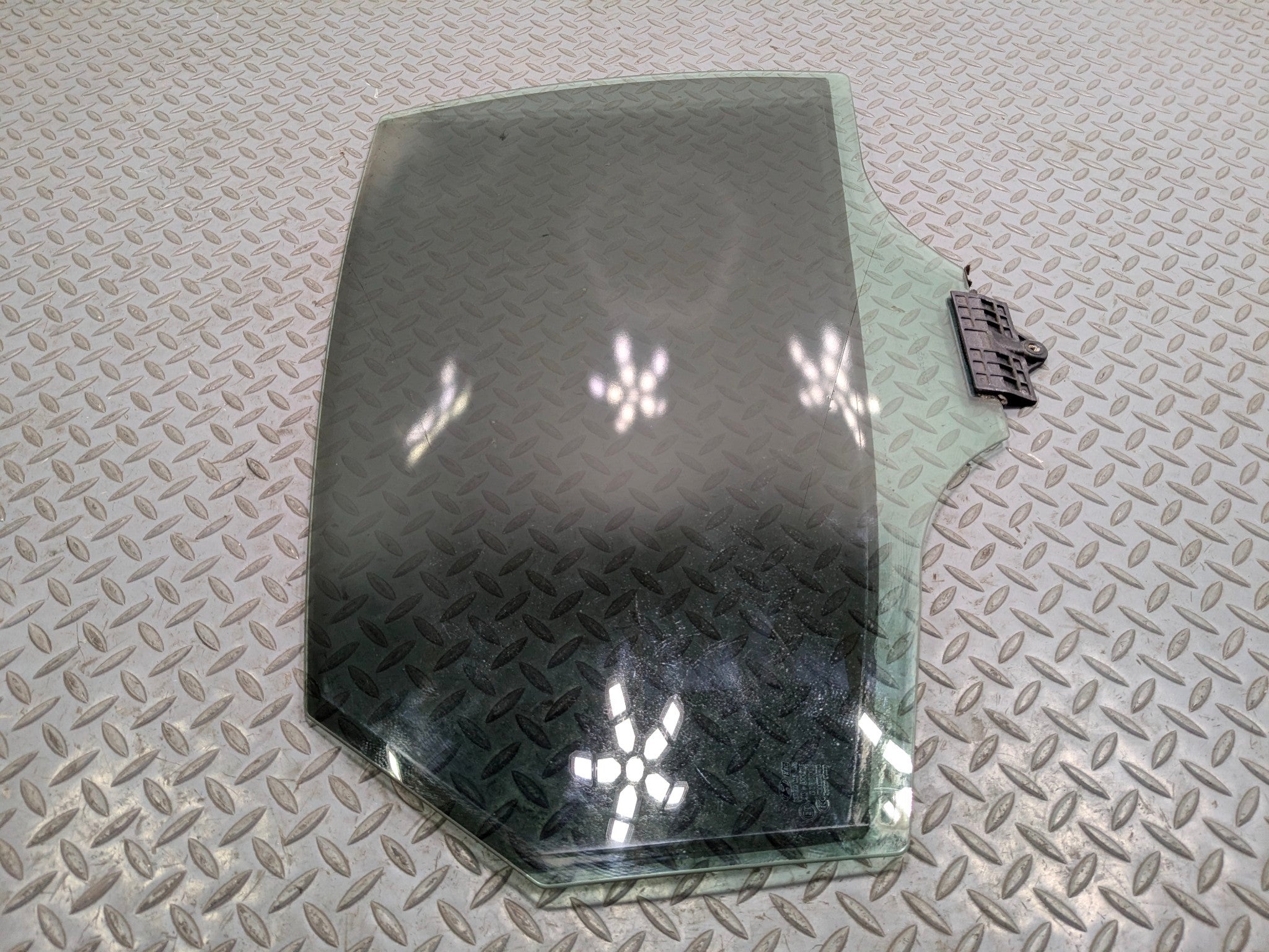 2012 - 2014 HYUNDAI AZERA OEM DOOR WINDOW GLASS REAR RIGHT PASSENGER SIDE