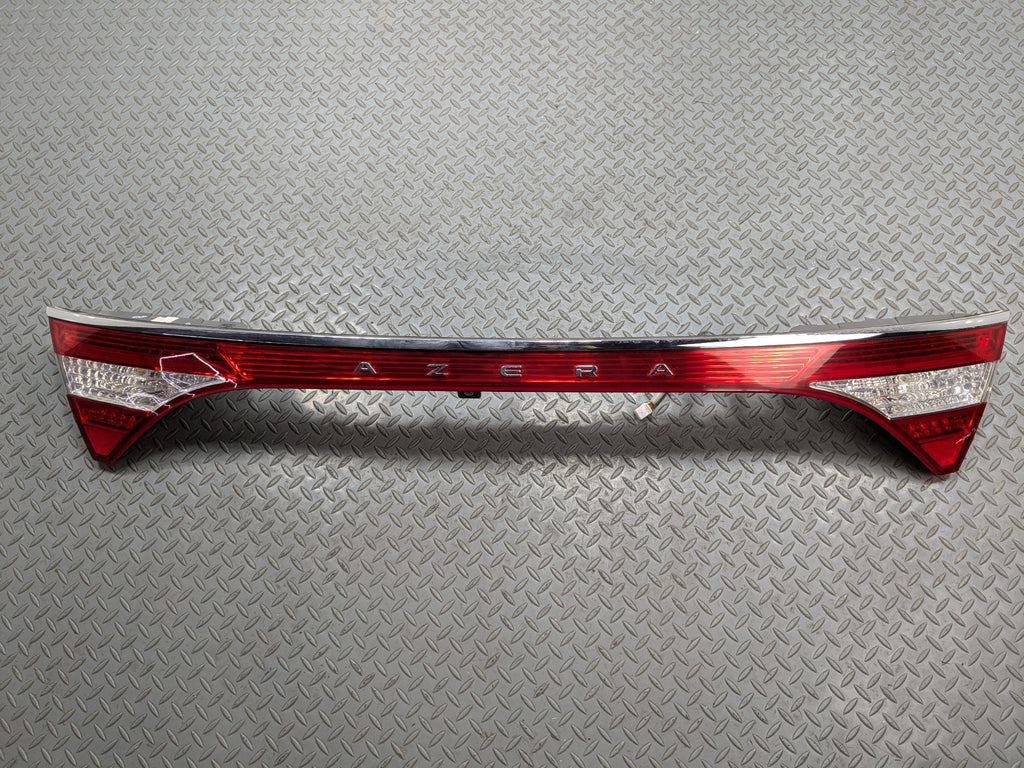 2012 - 2014 HYUNDAI AZERA OEM CENTER TRUNK DECK TAIL LIGHT REFLECTOR LID MOUNTED