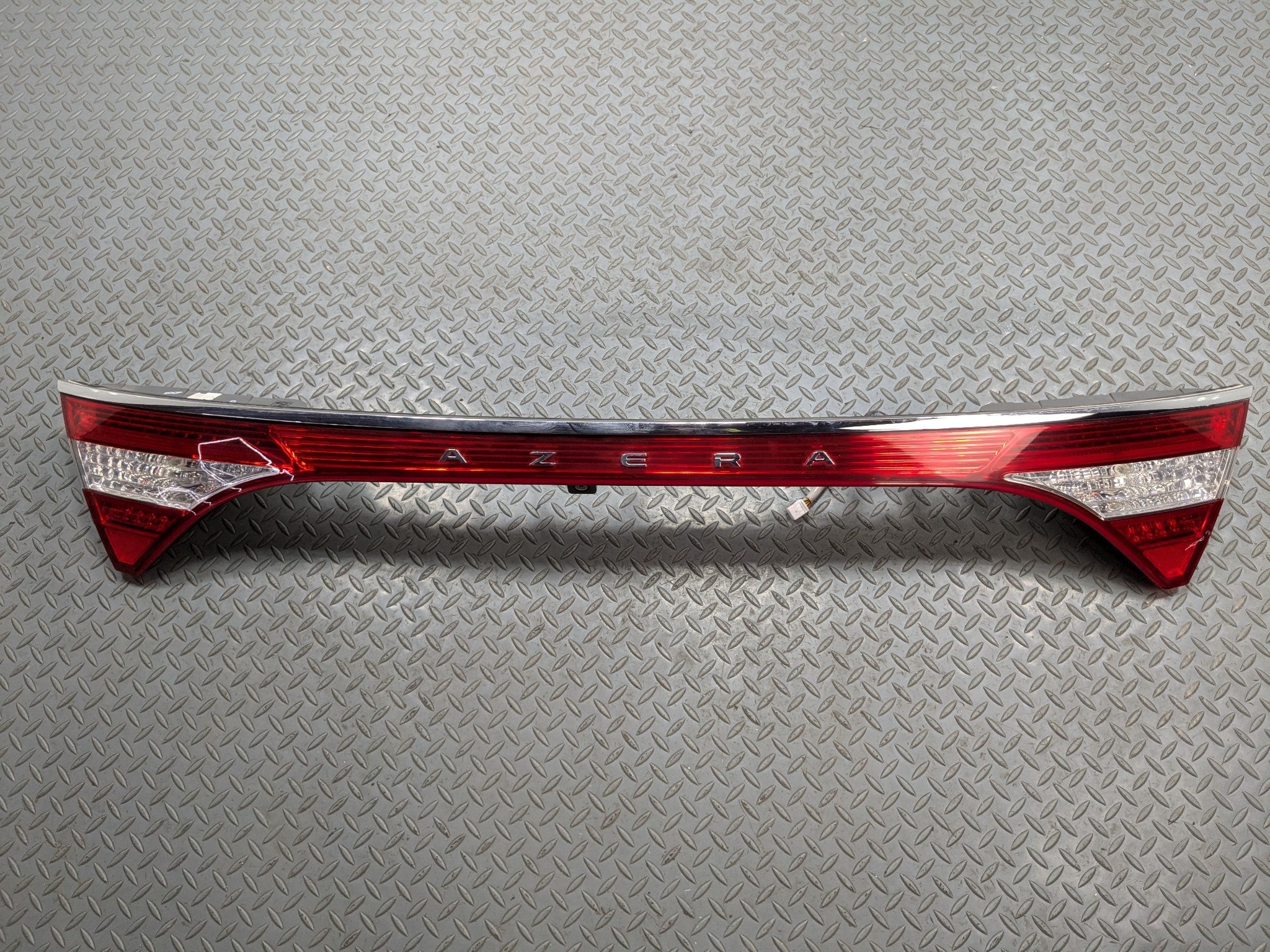 2012 - 2014 HYUNDAI AZERA OEM CENTER TRUNK DECK TAIL LIGHT REFLECTOR LID MOUNTED