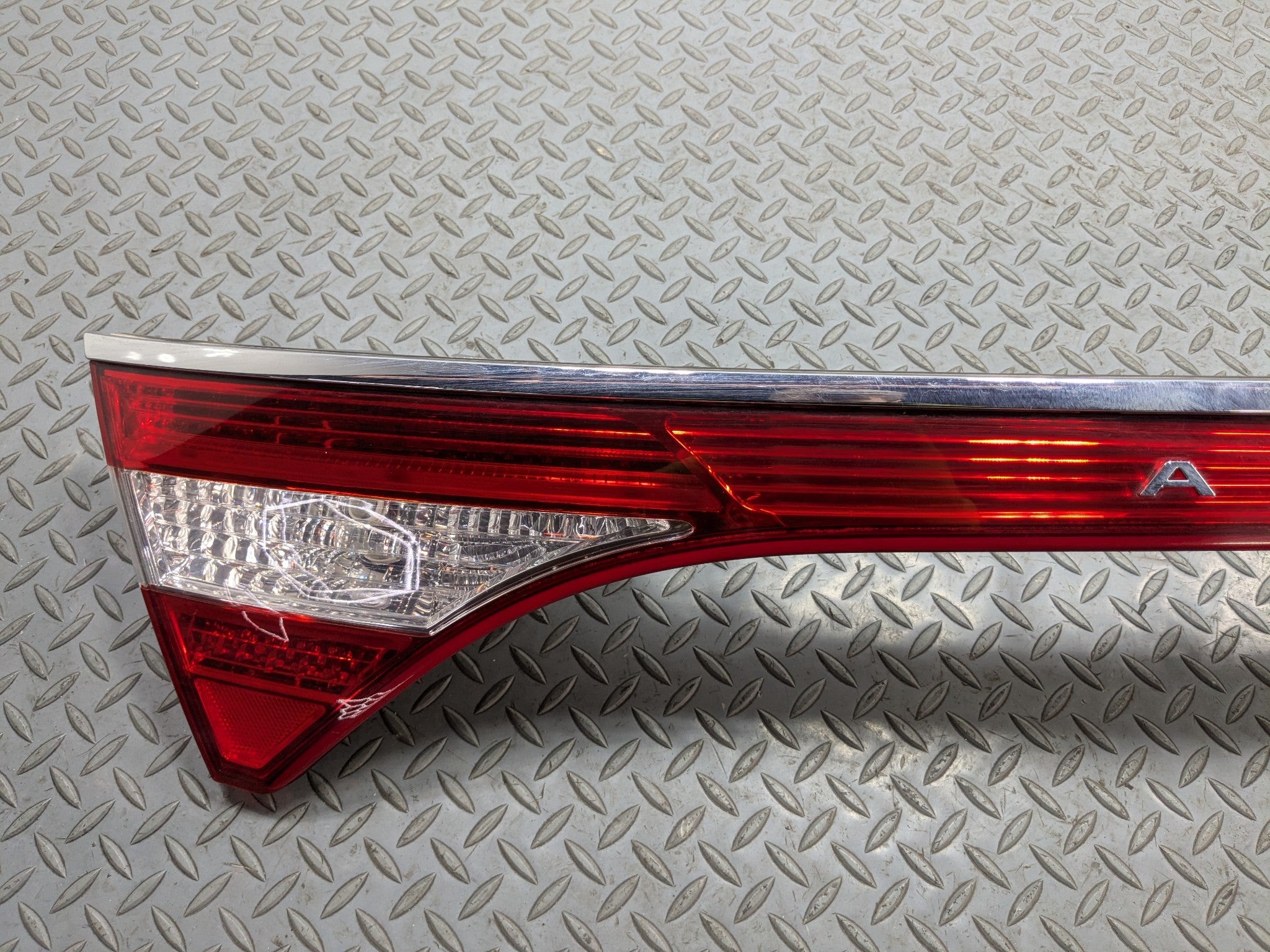 2012 - 2014 HYUNDAI AZERA OEM CENTER TRUNK DECK TAIL LIGHT REFLECTOR LID MOUNTED