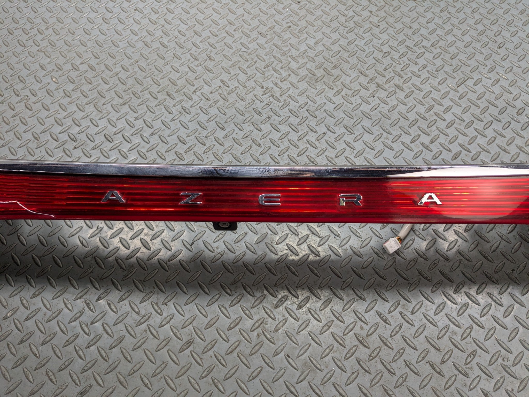 2012 - 2014 HYUNDAI AZERA OEM CENTER TRUNK DECK TAIL LIGHT REFLECTOR LID MOUNTED