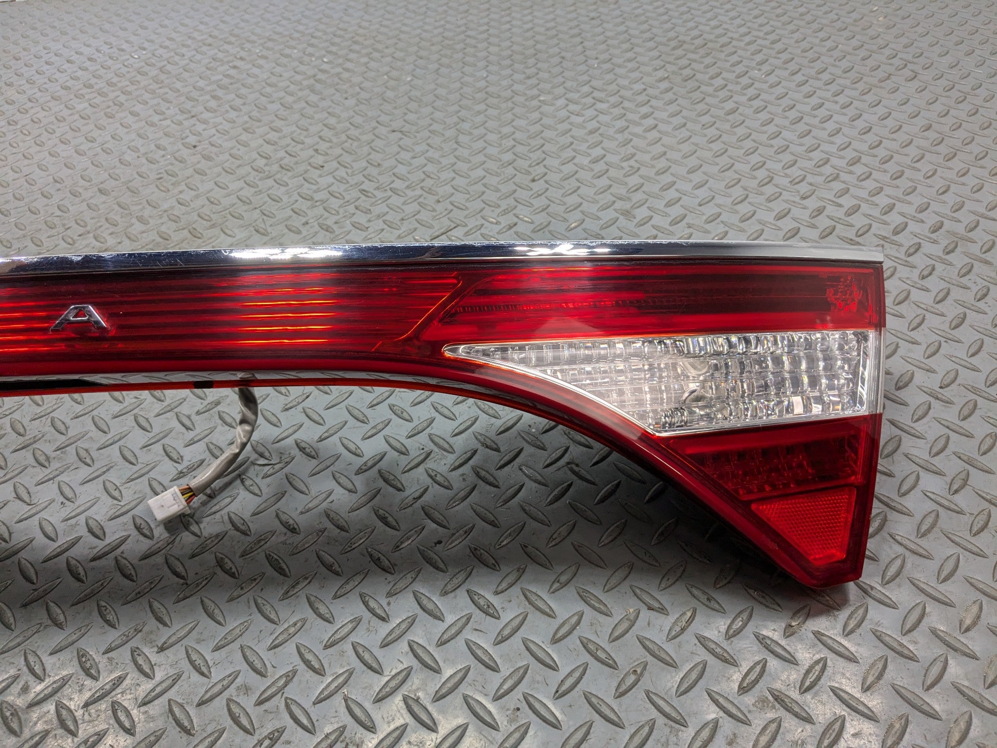 2012 - 2014 HYUNDAI AZERA OEM CENTER TRUNK DECK TAIL LIGHT REFLECTOR LID MOUNTED