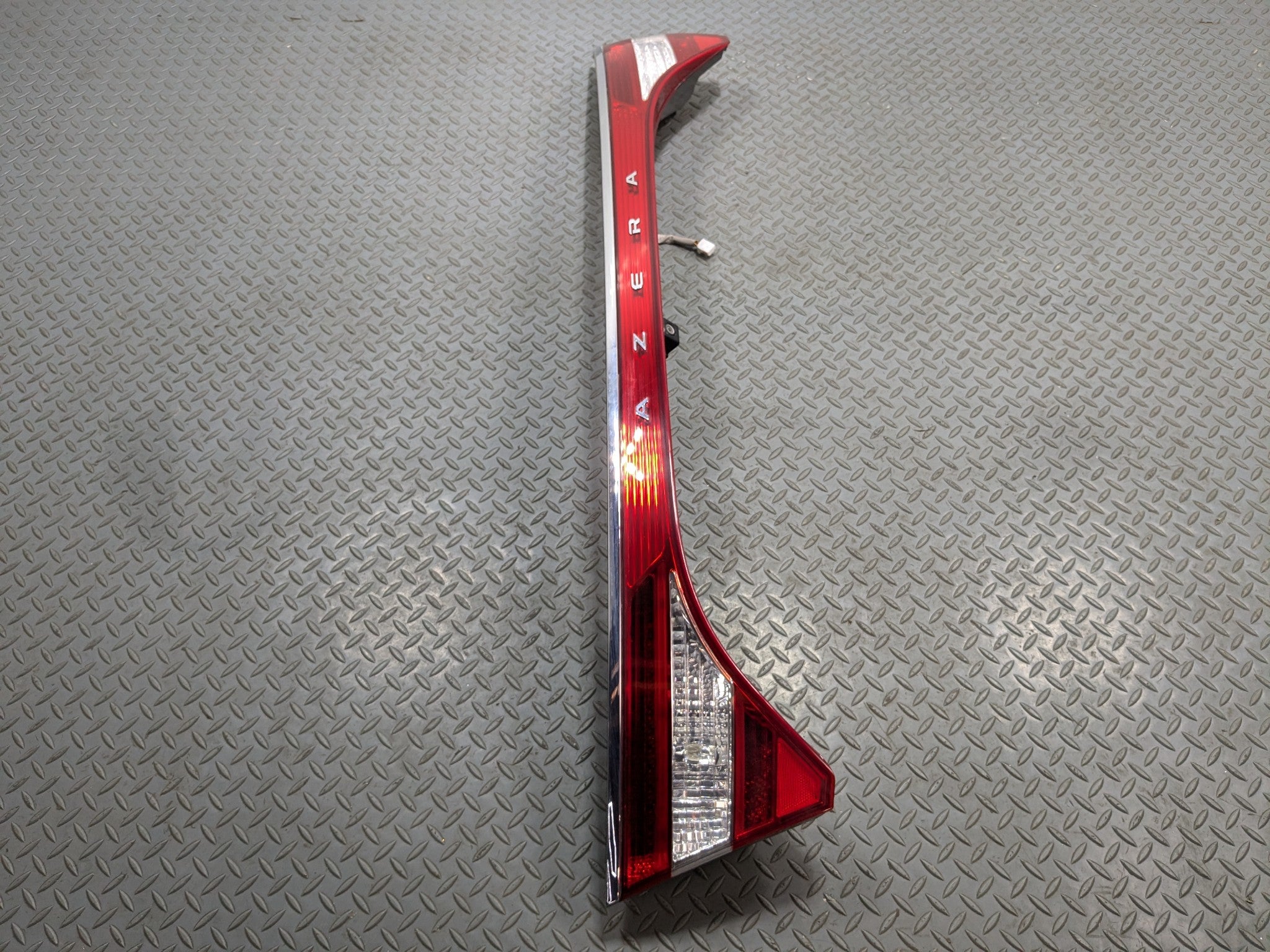 2012 - 2014 HYUNDAI AZERA OEM CENTER TRUNK DECK TAIL LIGHT REFLECTOR LID MOUNTED