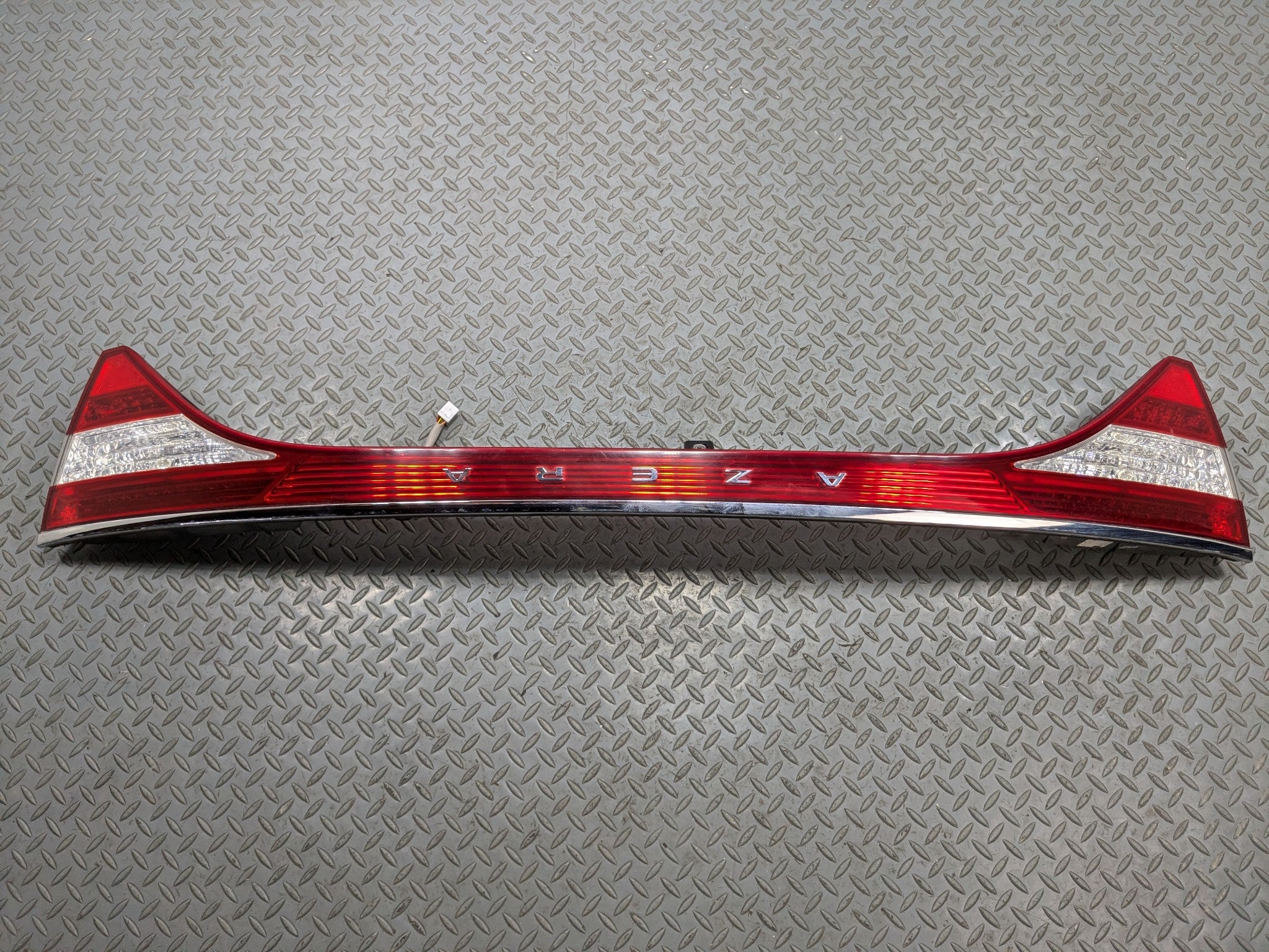 2012 - 2014 HYUNDAI AZERA OEM CENTER TRUNK DECK TAIL LIGHT REFLECTOR LID MOUNTED