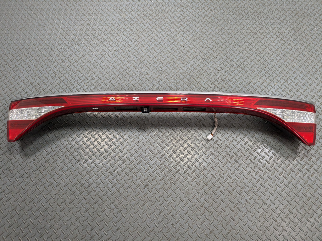 2012 - 2014 HYUNDAI AZERA OEM CENTER TRUNK DECK TAIL LIGHT REFLECTOR LID MOUNTED