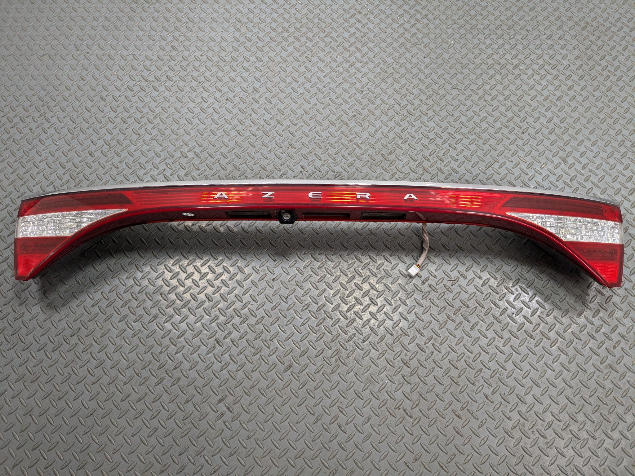 2012 - 2014 HYUNDAI AZERA OEM CENTER TRUNK DECK TAIL LIGHT REFLECTOR LID MOUNTED