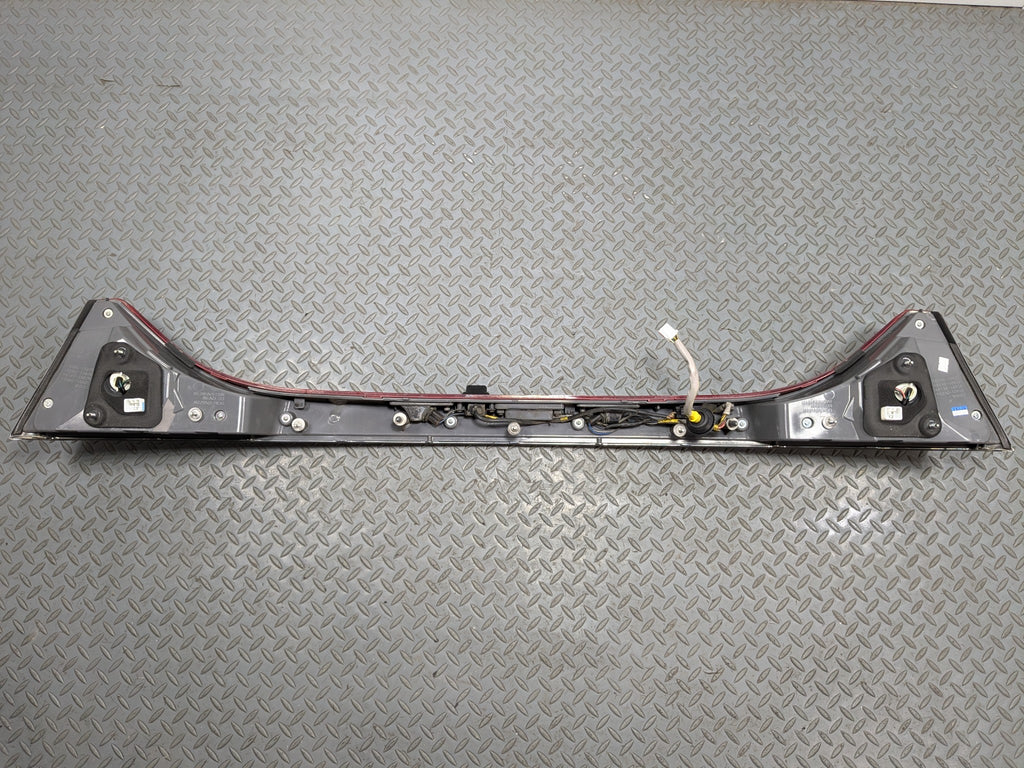 2012 - 2014 HYUNDAI AZERA OEM CENTER TRUNK DECK TAIL LIGHT REFLECTOR LID MOUNTED
