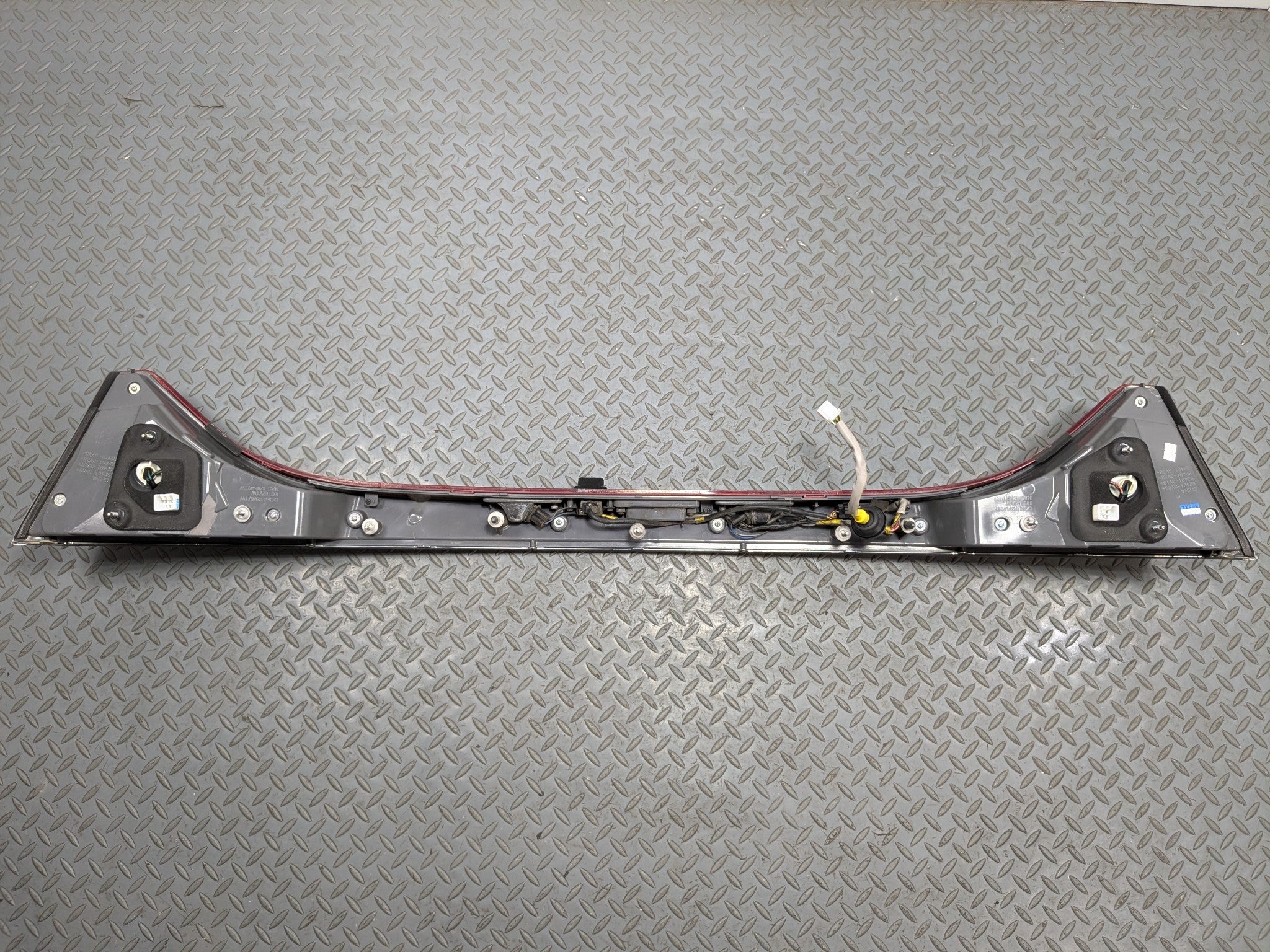 2012 - 2014 HYUNDAI AZERA OEM CENTER TRUNK DECK TAIL LIGHT REFLECTOR LID MOUNTED
