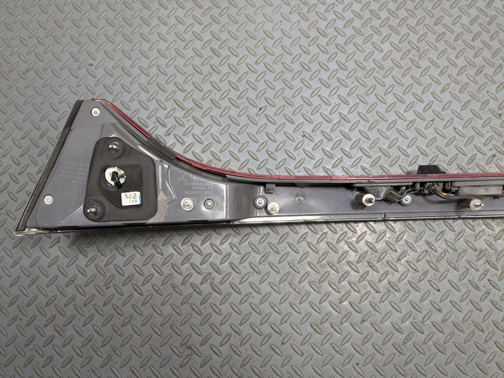 2012 - 2014 HYUNDAI AZERA OEM CENTER TRUNK DECK TAIL LIGHT REFLECTOR LID MOUNTED