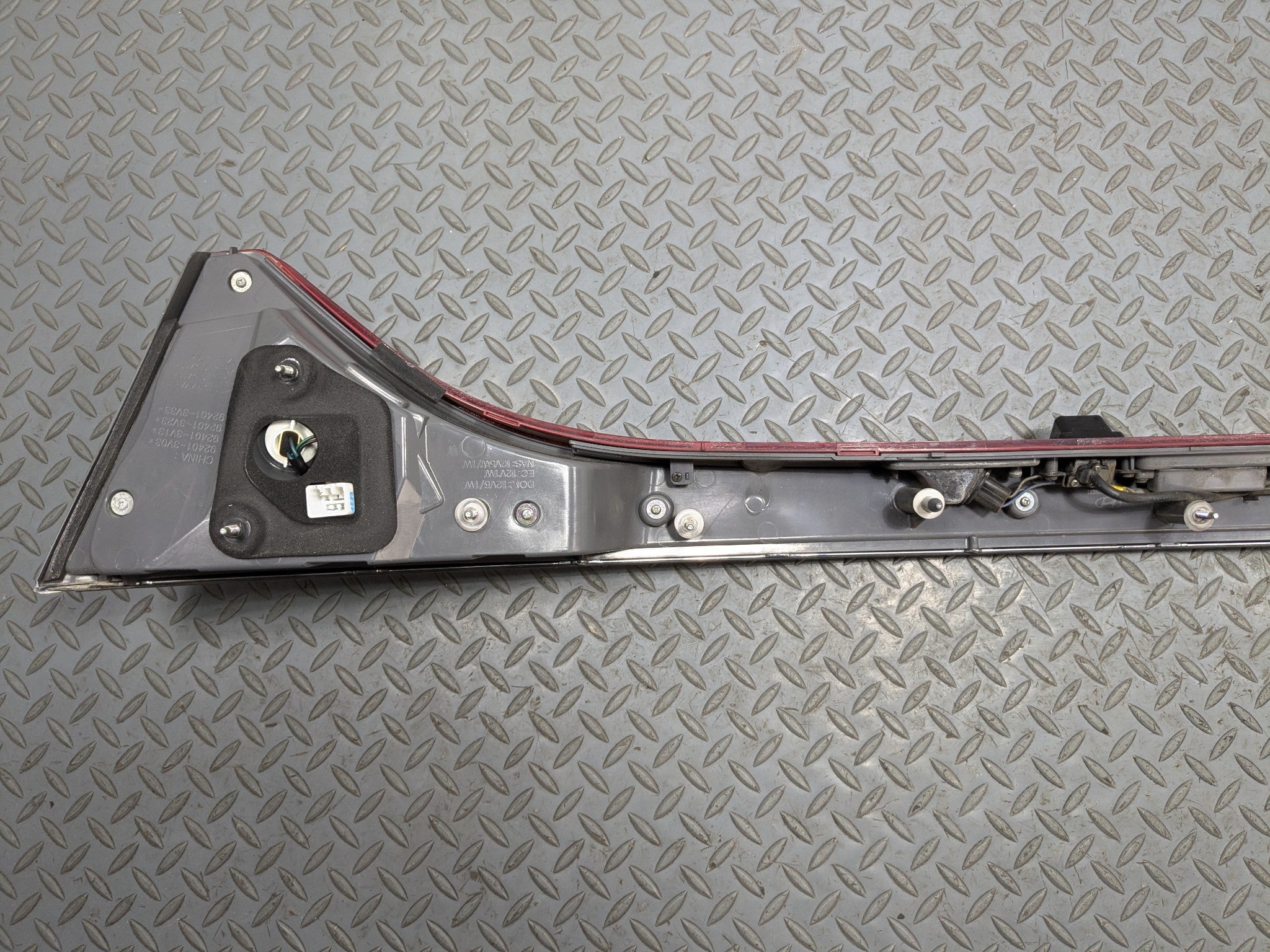 2012 - 2014 HYUNDAI AZERA OEM CENTER TRUNK DECK TAIL LIGHT REFLECTOR LID MOUNTED