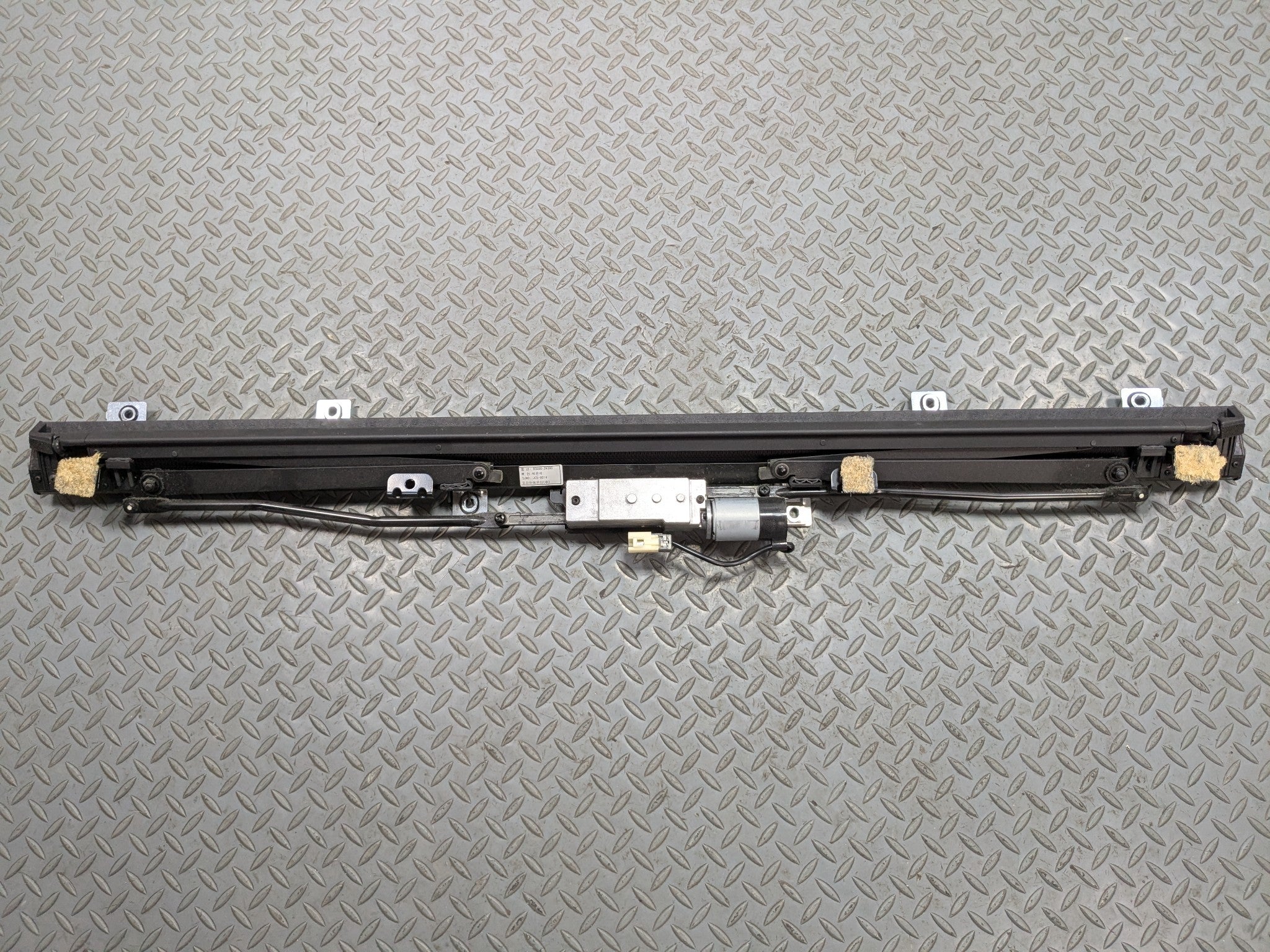 2012 - 2014 HYUNDAI AZERA OEM REARBACK WINDSHIELD POWER RETRACTABLE SUN SHADE