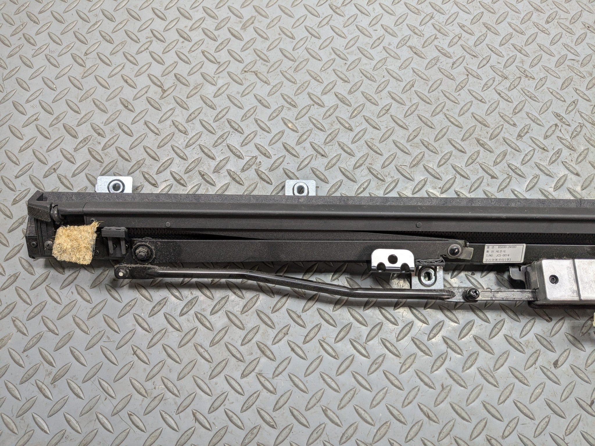 2012 - 2014 HYUNDAI AZERA OEM REARBACK WINDSHIELD POWER RETRACTABLE SUN SHADE