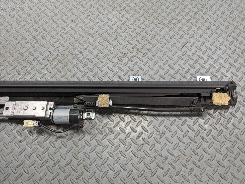 2012 - 2014 HYUNDAI AZERA OEM REARBACK WINDSHIELD POWER RETRACTABLE SUN SHADE