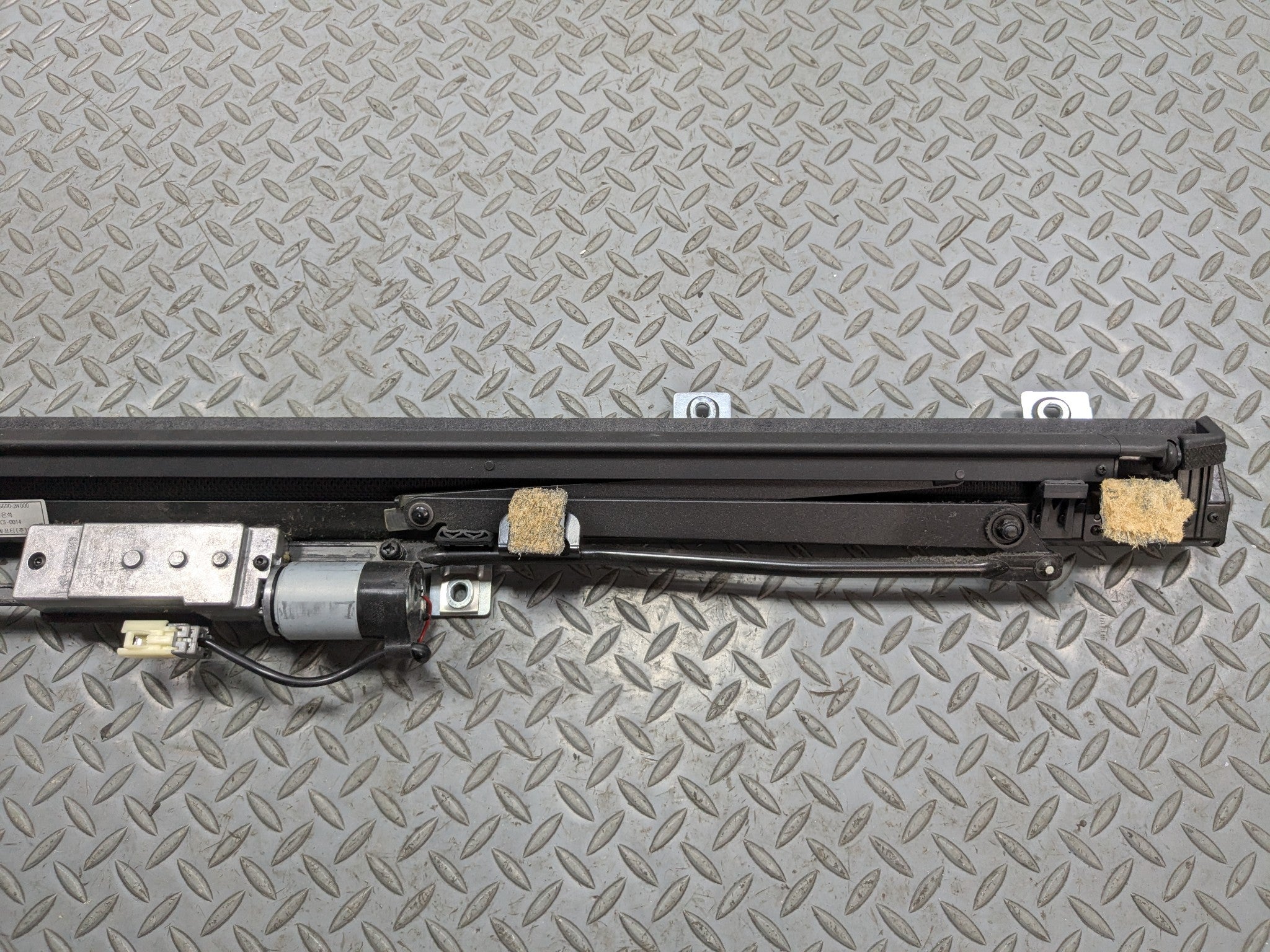 2012 - 2014 HYUNDAI AZERA OEM REARBACK WINDSHIELD POWER RETRACTABLE SUN SHADE