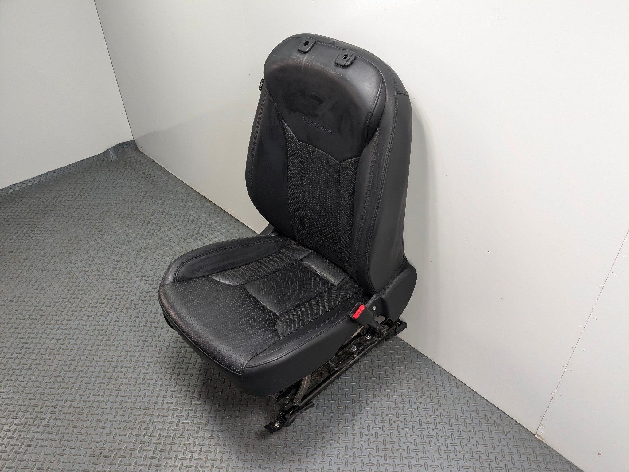 2012 - 2014 HYUNDAI AZERA OEM SEAT BLACK LEATHER WITH BUCKLE FRONT RIGHT SIDE
