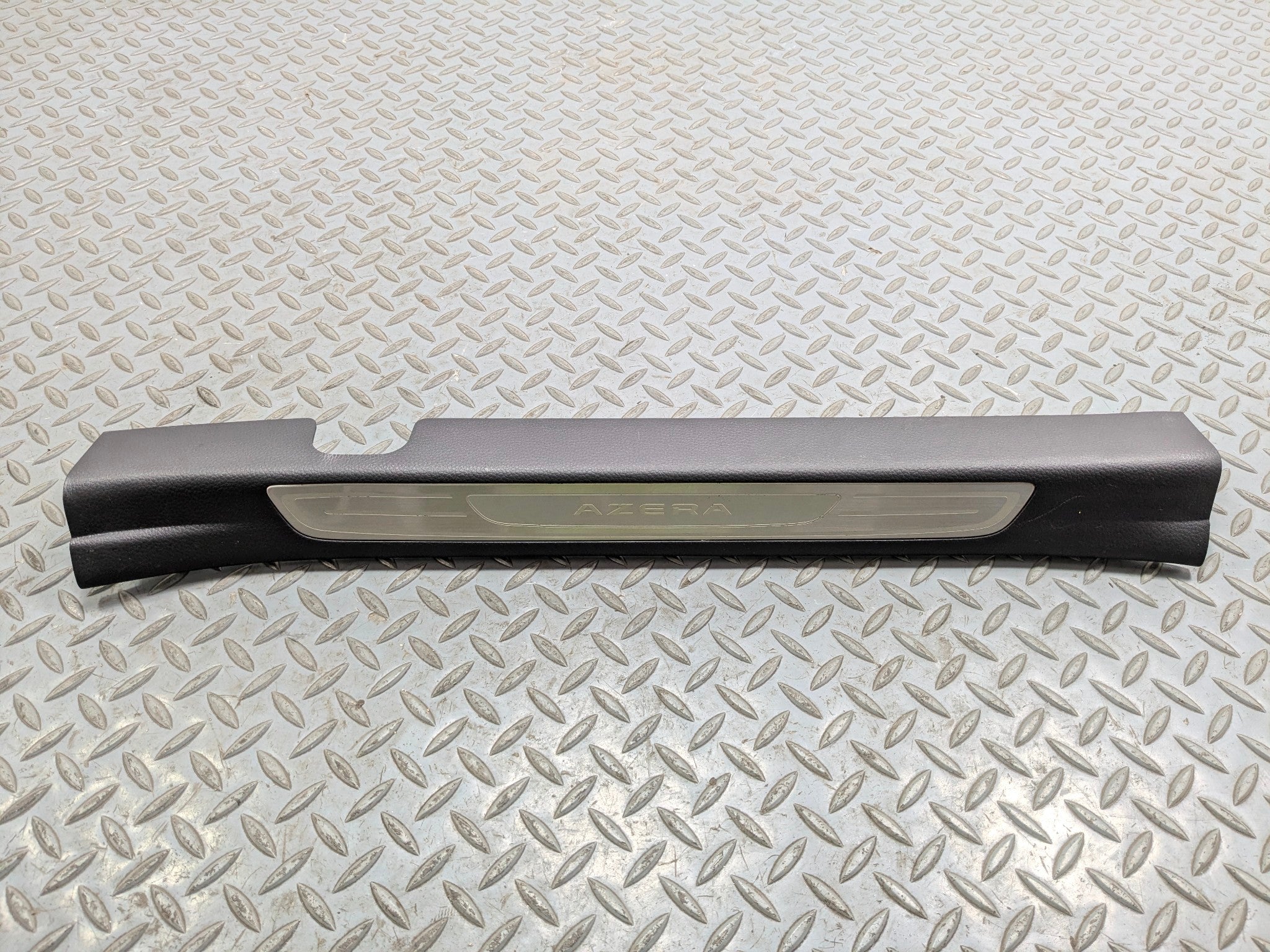 2012 - 2014 HYUNDAI AZERA OEM SILL PLATE SCUFF FRONT RIGHT PASSENGER SIDE