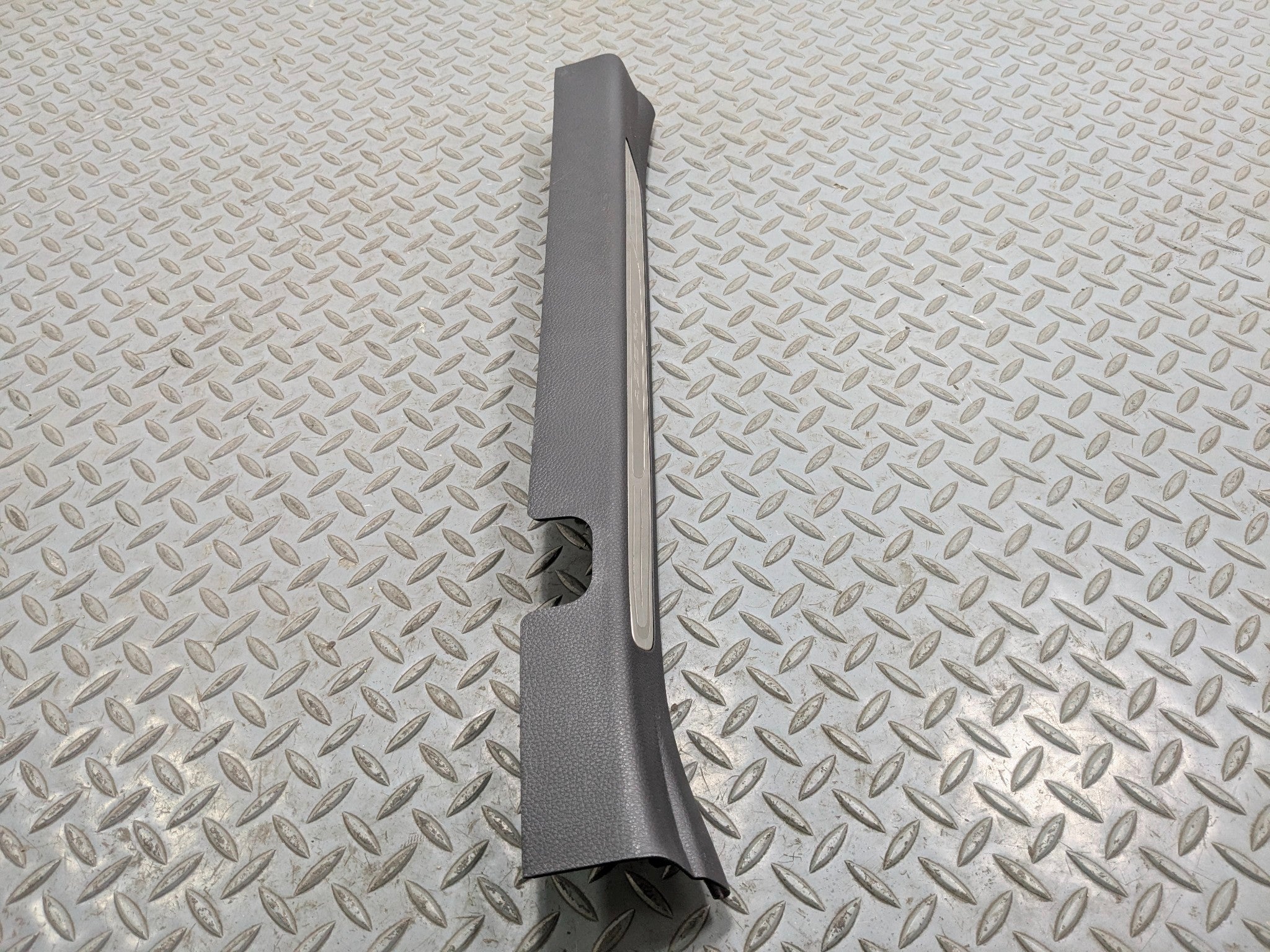 2012 - 2014 HYUNDAI AZERA OEM SILL PLATE SCUFF FRONT RIGHT PASSENGER SIDE