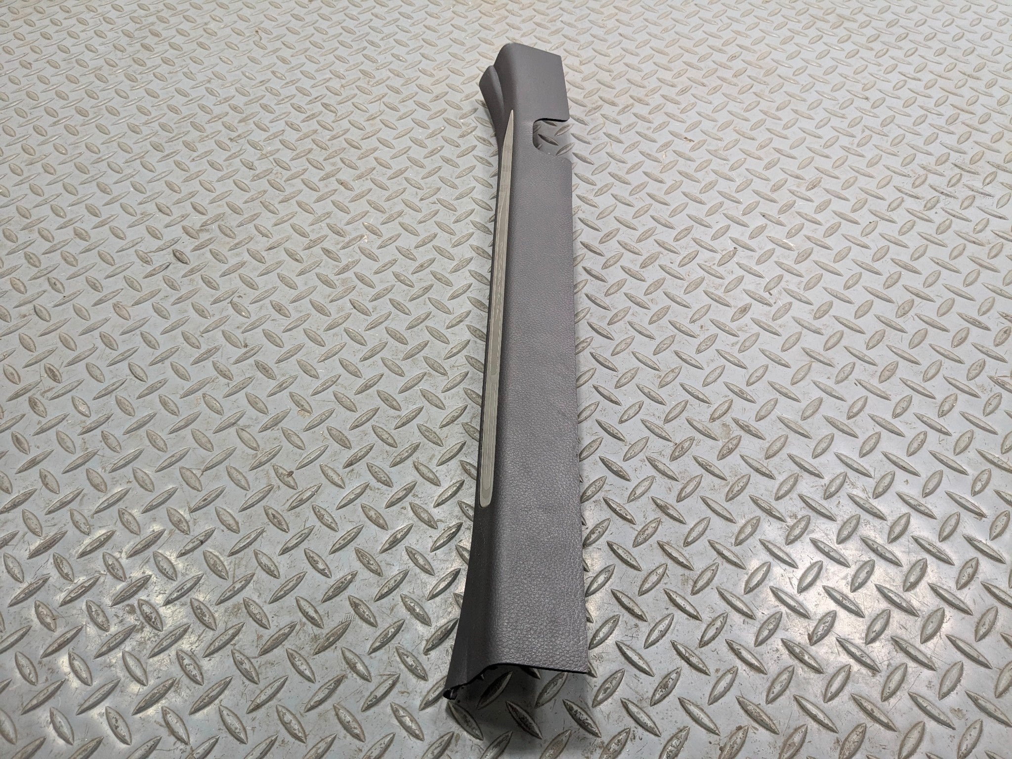 2012 - 2014 HYUNDAI AZERA OEM SILL PLATE SCUFF FRONT RIGHT PASSENGER SIDE