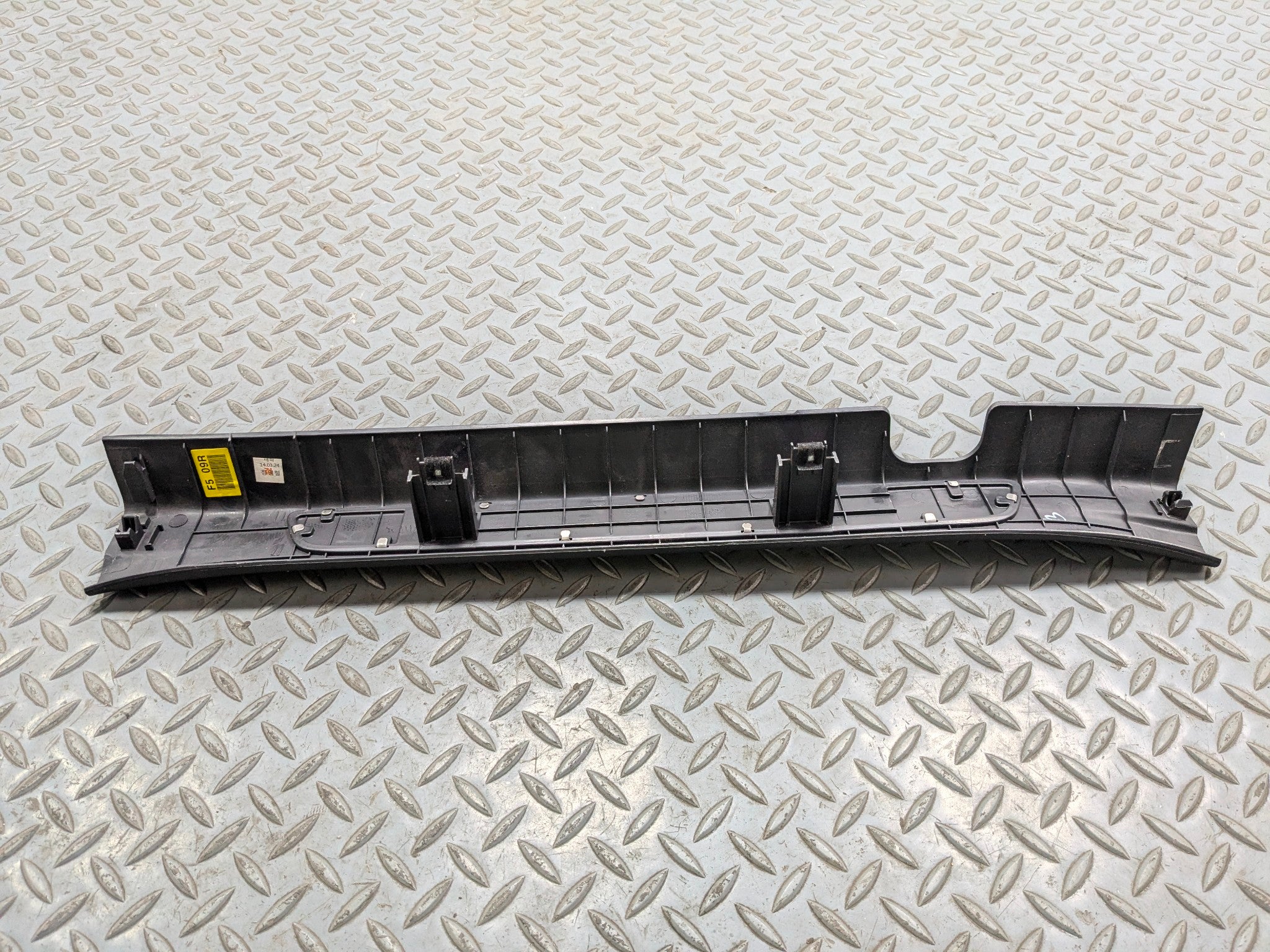 2012 - 2014 HYUNDAI AZERA OEM SILL PLATE SCUFF FRONT RIGHT PASSENGER SIDE