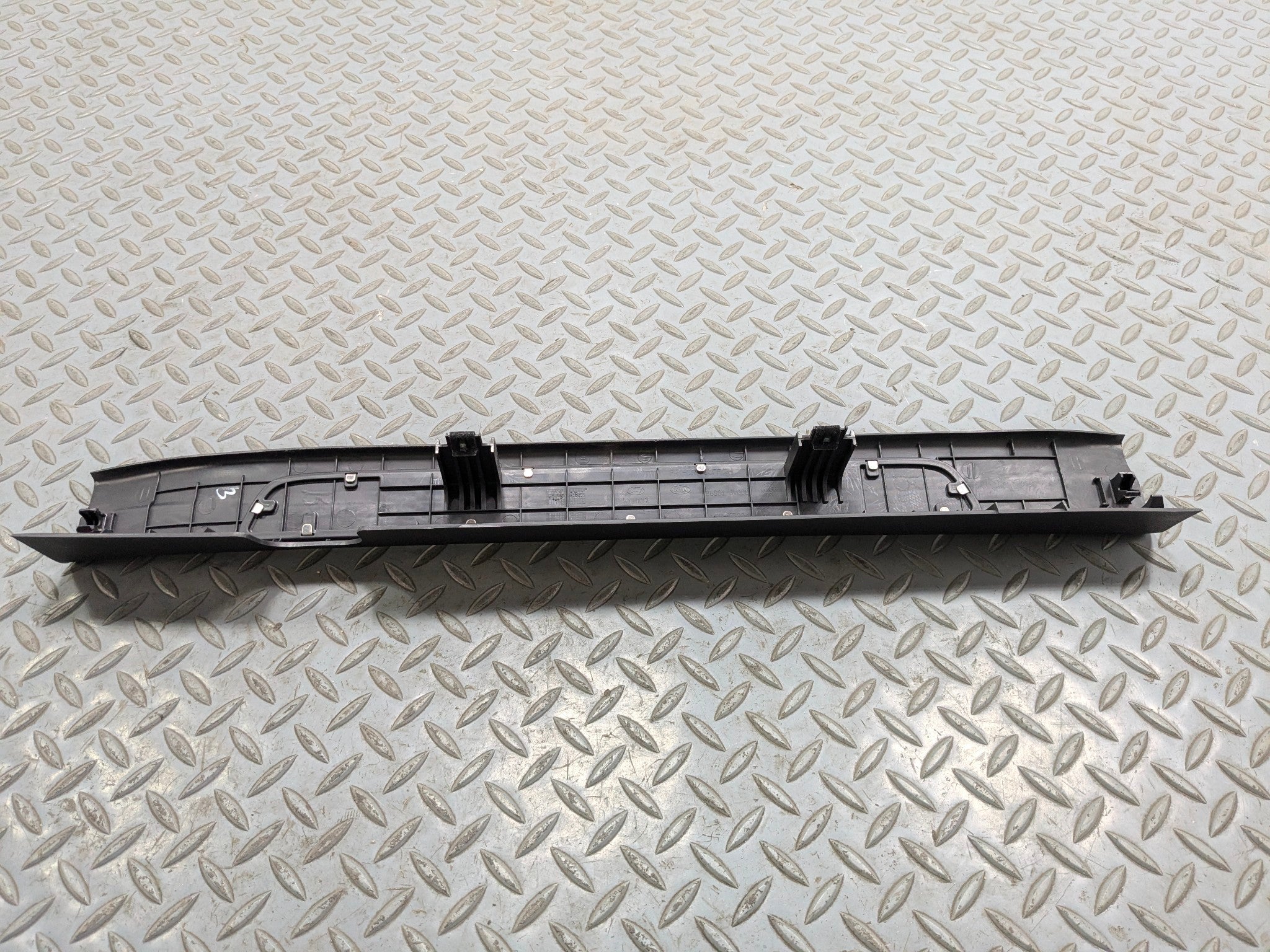 2012 - 2014 HYUNDAI AZERA OEM SILL PLATE SCUFF FRONT RIGHT PASSENGER SIDE