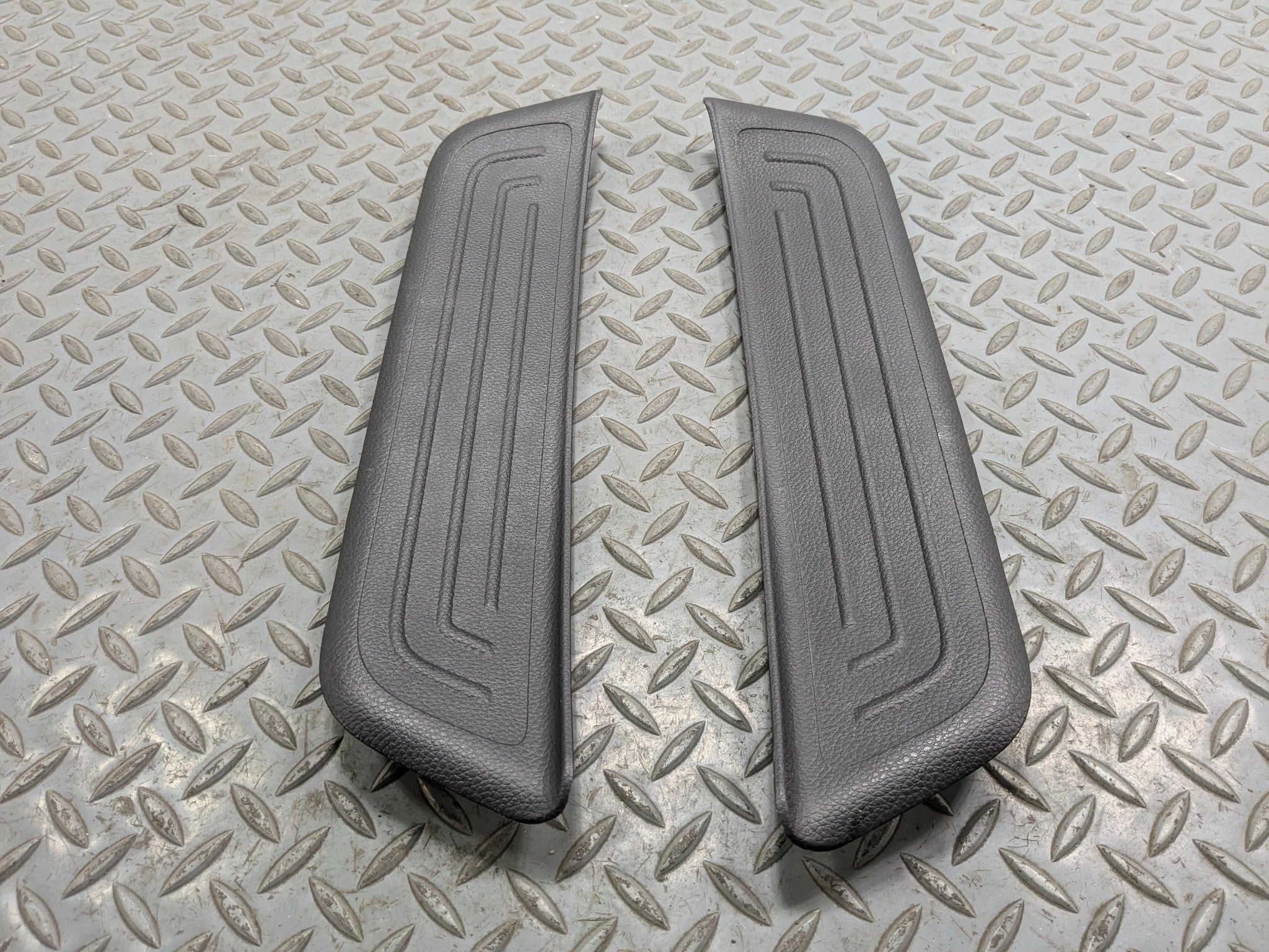 2012 - 2014 HYUNDAI AZERA OEM REAR DOOR FLOOR STEP TRIM SILL SCUFF PLATE BLACK