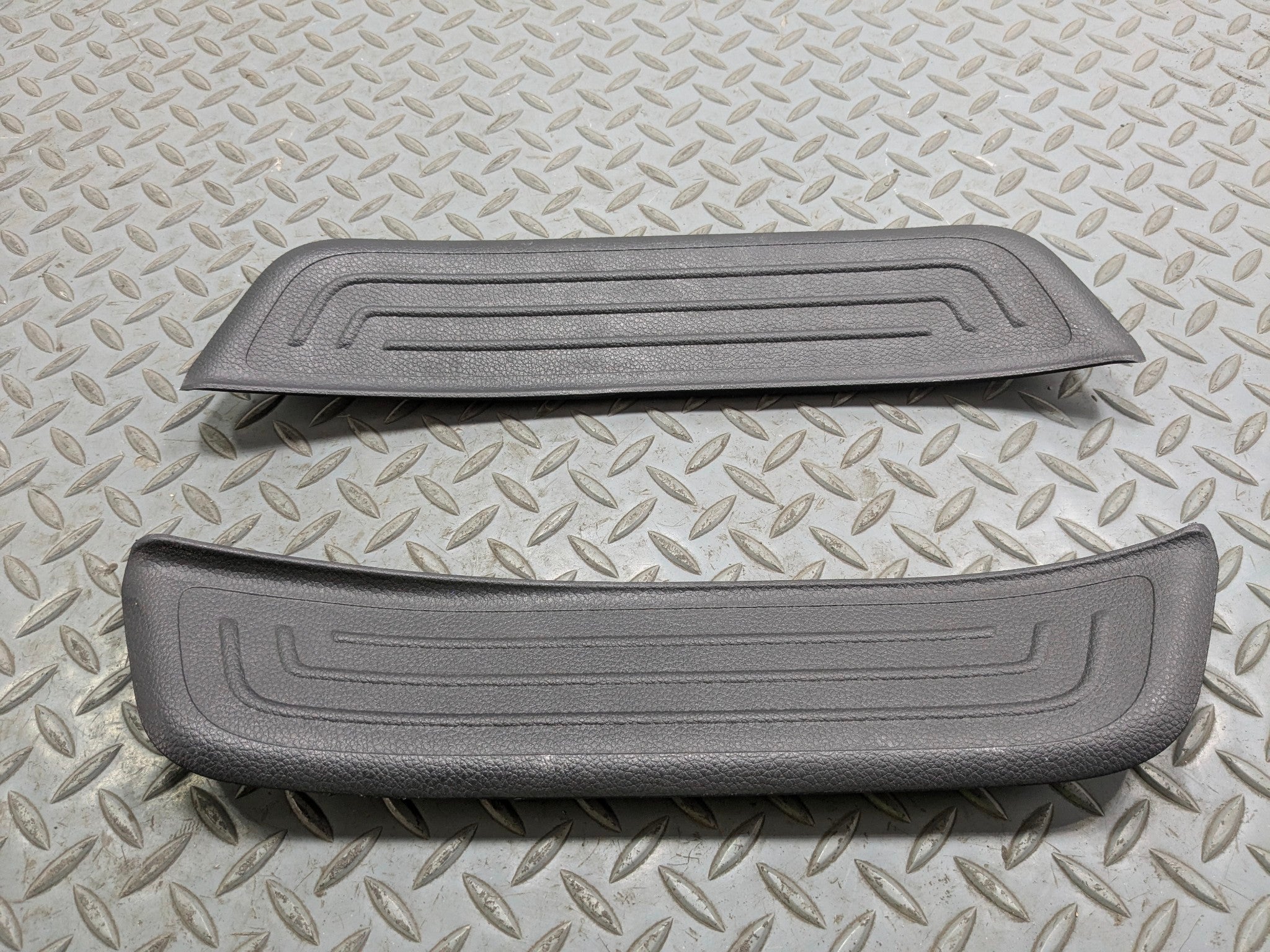 2012 - 2014 HYUNDAI AZERA OEM REAR DOOR FLOOR STEP TRIM SILL SCUFF PLATE BLACK