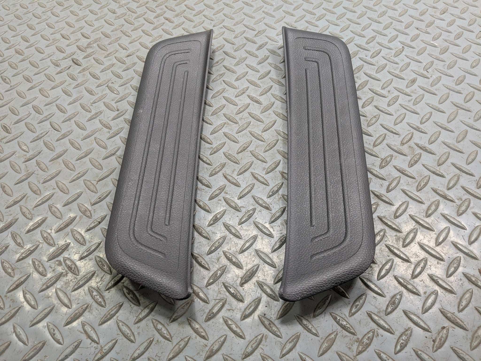 2012 - 2014 HYUNDAI AZERA OEM REAR DOOR FLOOR STEP TRIM SILL SCUFF PLATE BLACK