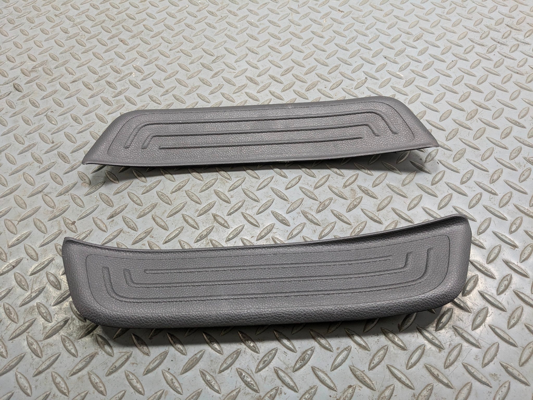 2012 - 2014 HYUNDAI AZERA OEM REAR DOOR FLOOR STEP TRIM SILL SCUFF PLATE BLACK