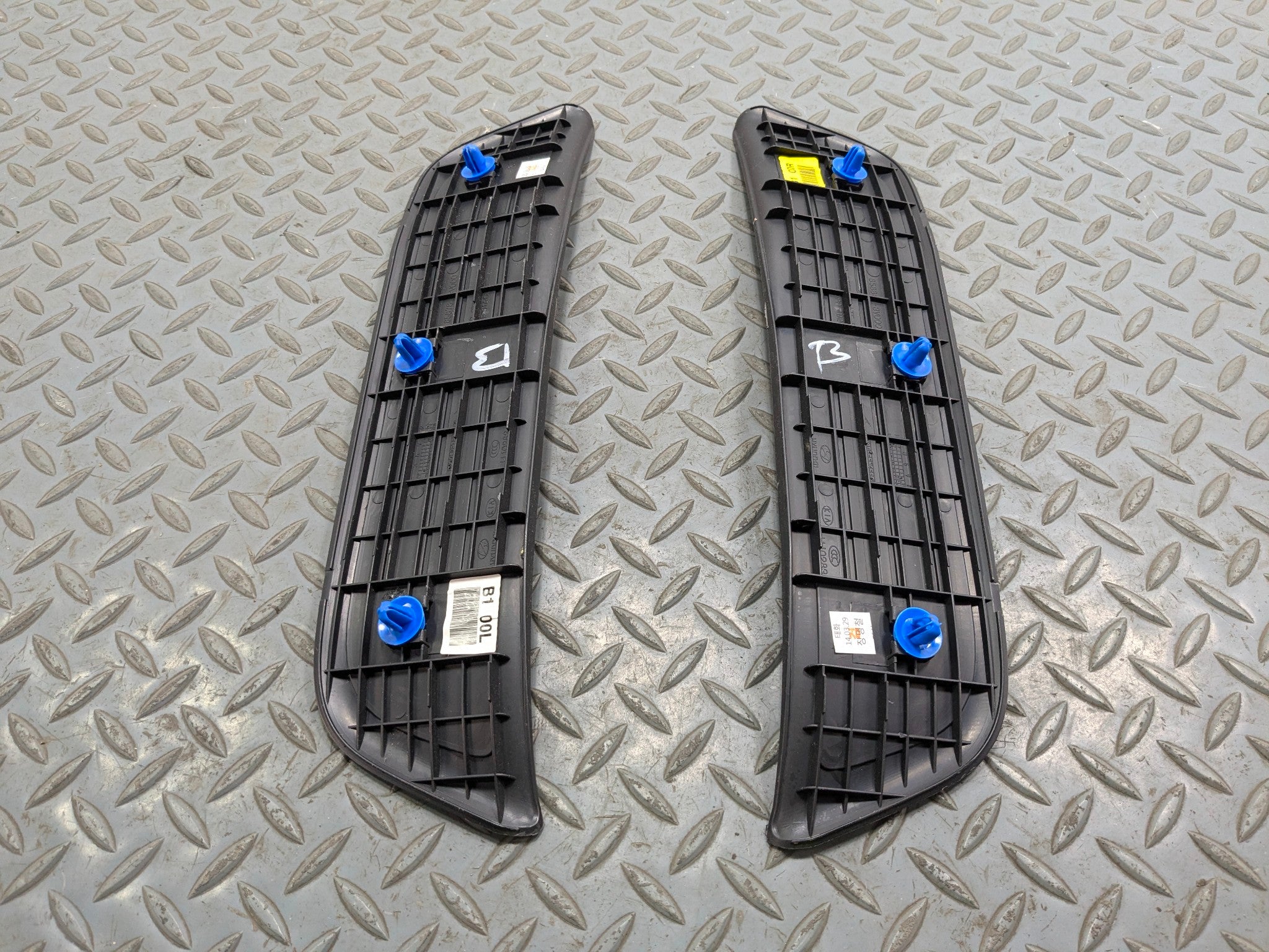 2012 - 2014 HYUNDAI AZERA OEM REAR DOOR FLOOR STEP TRIM SILL SCUFF PLATE BLACK
