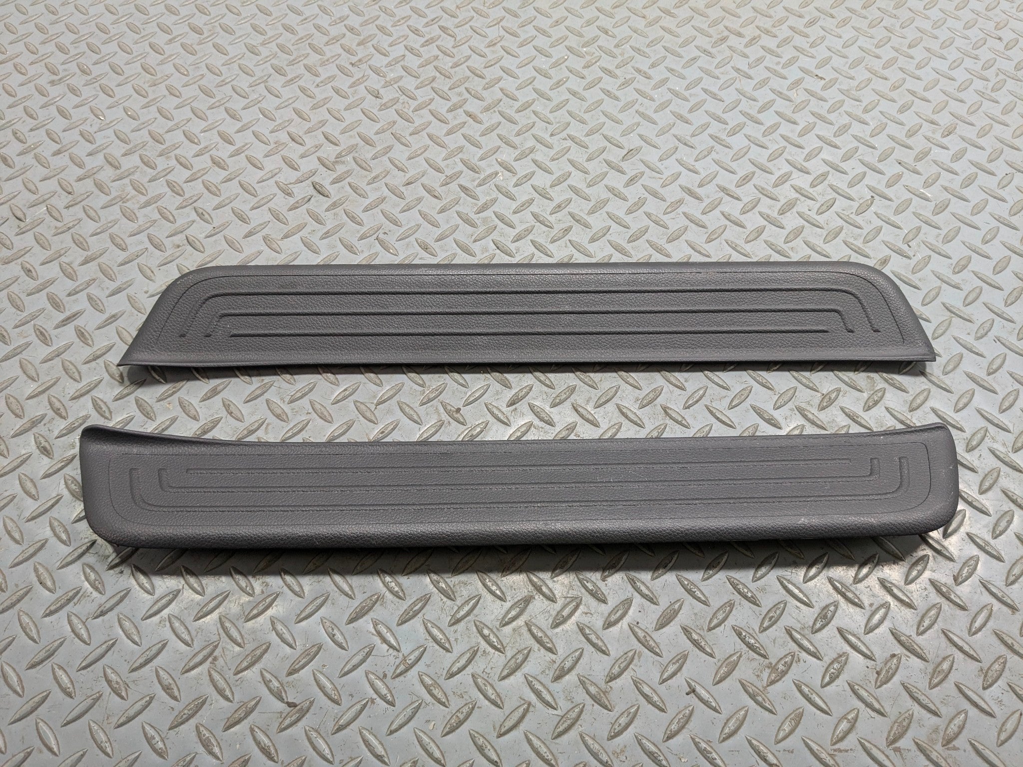 2012 - 2014 HYUNDAI AZERA OEM FRONT DOOR FLOOR STEP TRIM SILL SCUFF PLATE BLACK