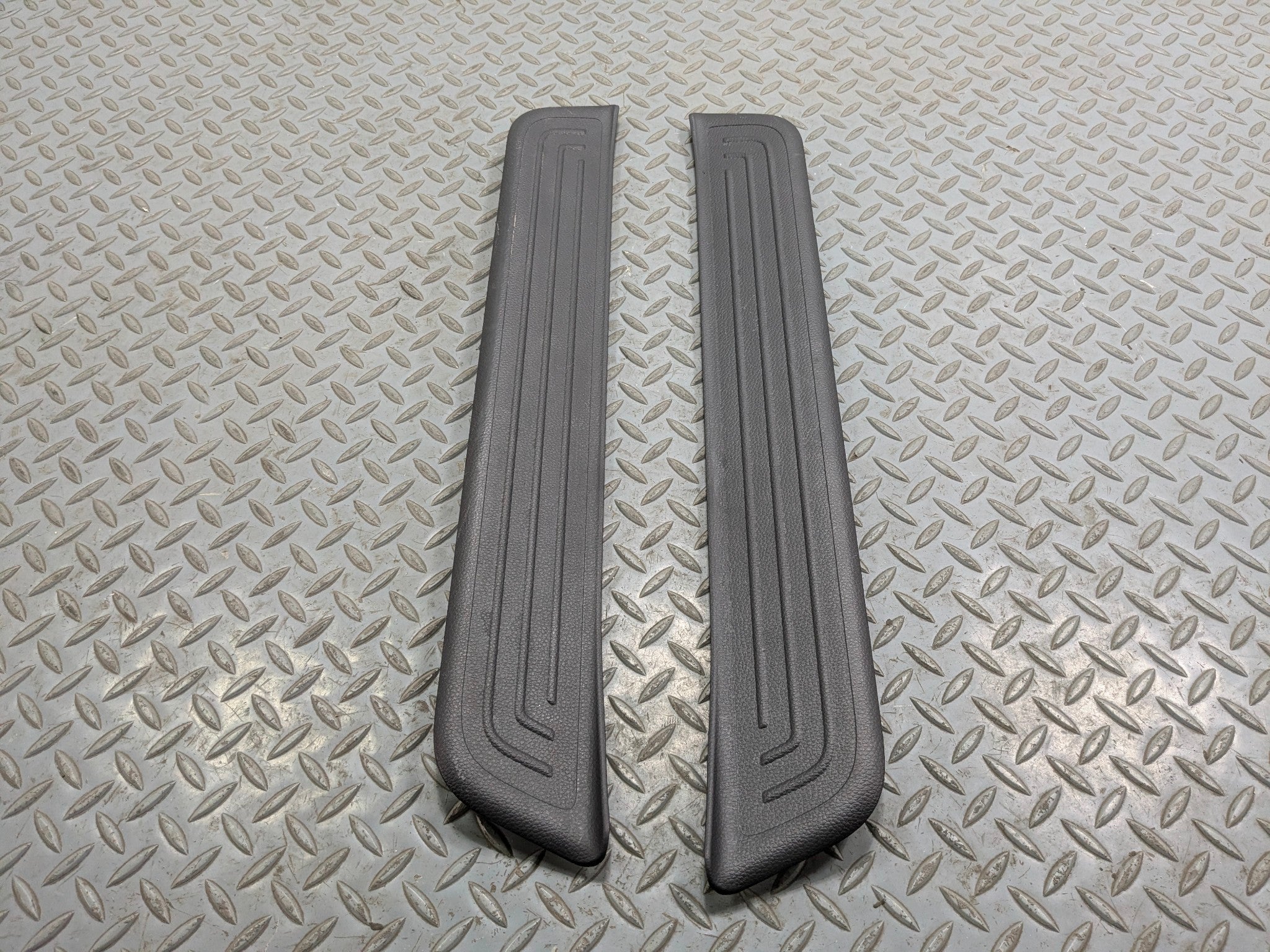 2012 - 2014 HYUNDAI AZERA OEM FRONT DOOR FLOOR STEP TRIM SILL SCUFF PLATE BLACK