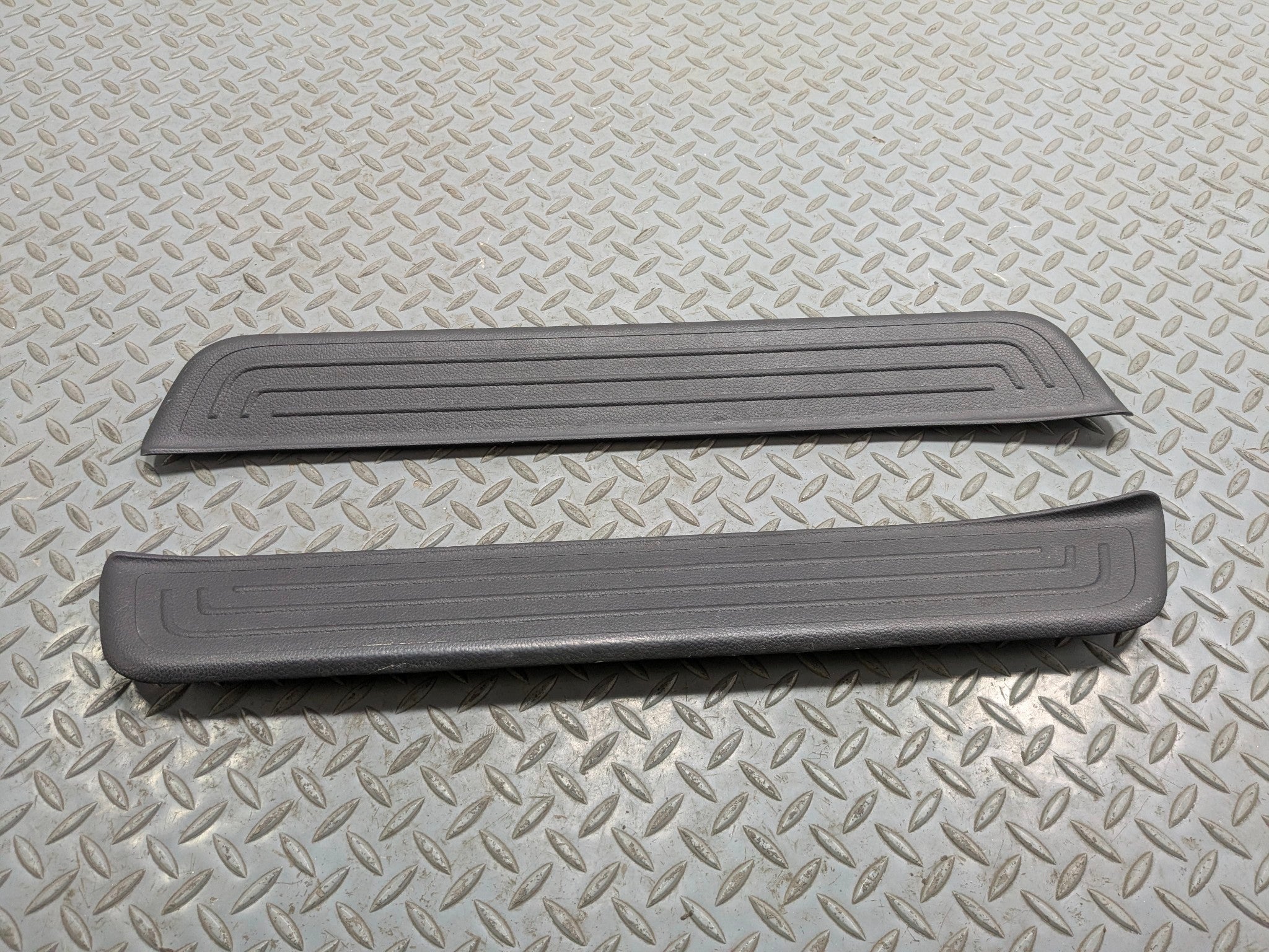 2012 - 2014 HYUNDAI AZERA OEM FRONT DOOR FLOOR STEP TRIM SILL SCUFF PLATE BLACK