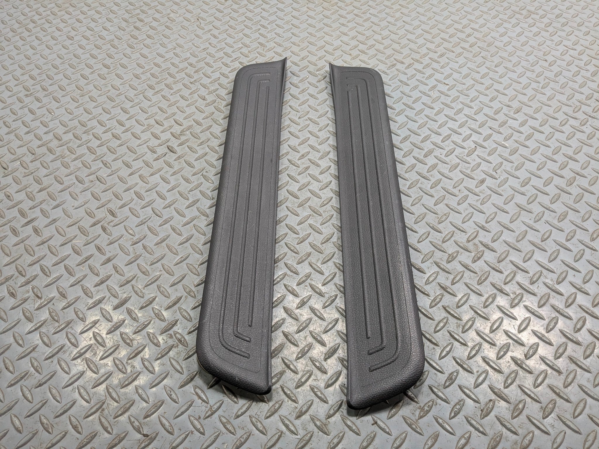 2012 - 2014 HYUNDAI AZERA OEM FRONT DOOR FLOOR STEP TRIM SILL SCUFF PLATE BLACK
