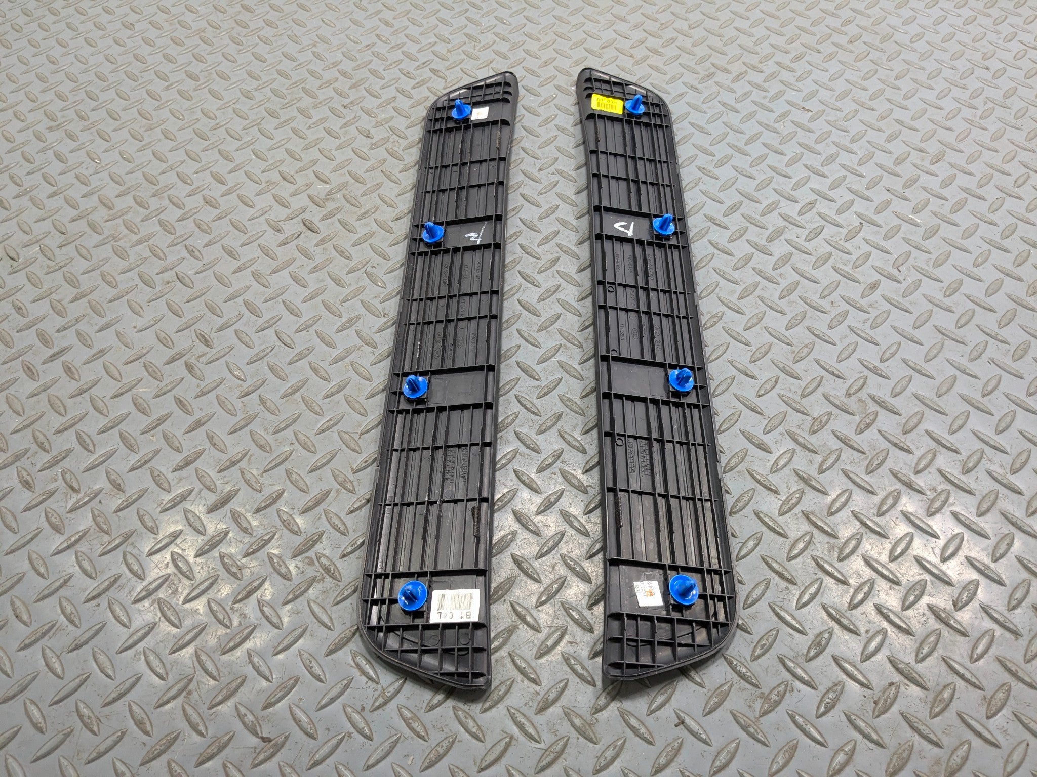 2012 - 2014 HYUNDAI AZERA OEM FRONT DOOR FLOOR STEP TRIM SILL SCUFF PLATE BLACK