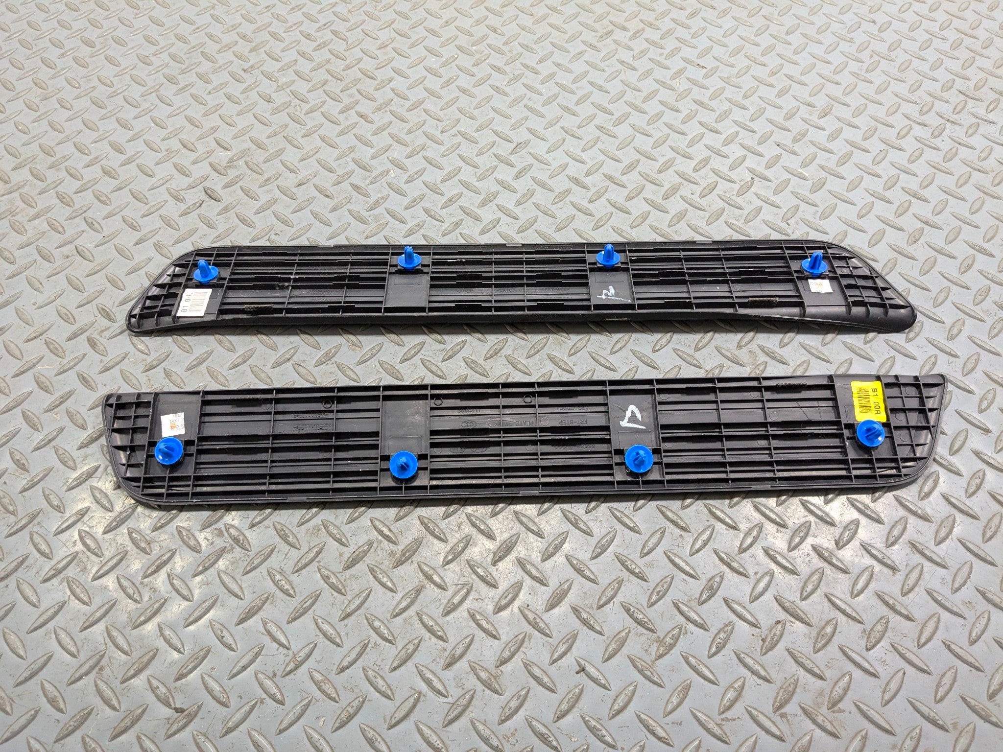 2012 - 2014 HYUNDAI AZERA OEM FRONT DOOR FLOOR STEP TRIM SILL SCUFF PLATE BLACK