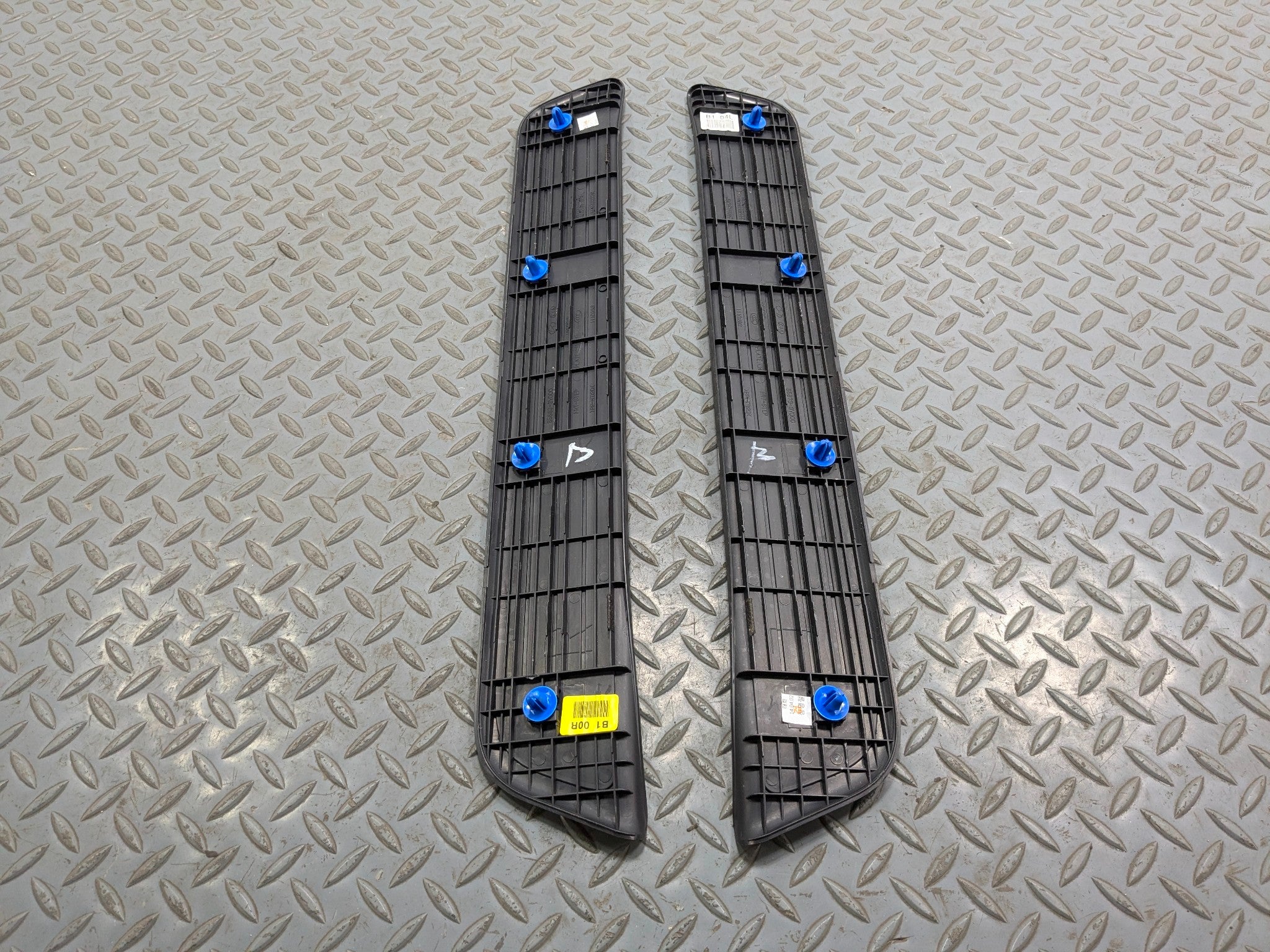 2012 - 2014 HYUNDAI AZERA OEM FRONT DOOR FLOOR STEP TRIM SILL SCUFF PLATE BLACK