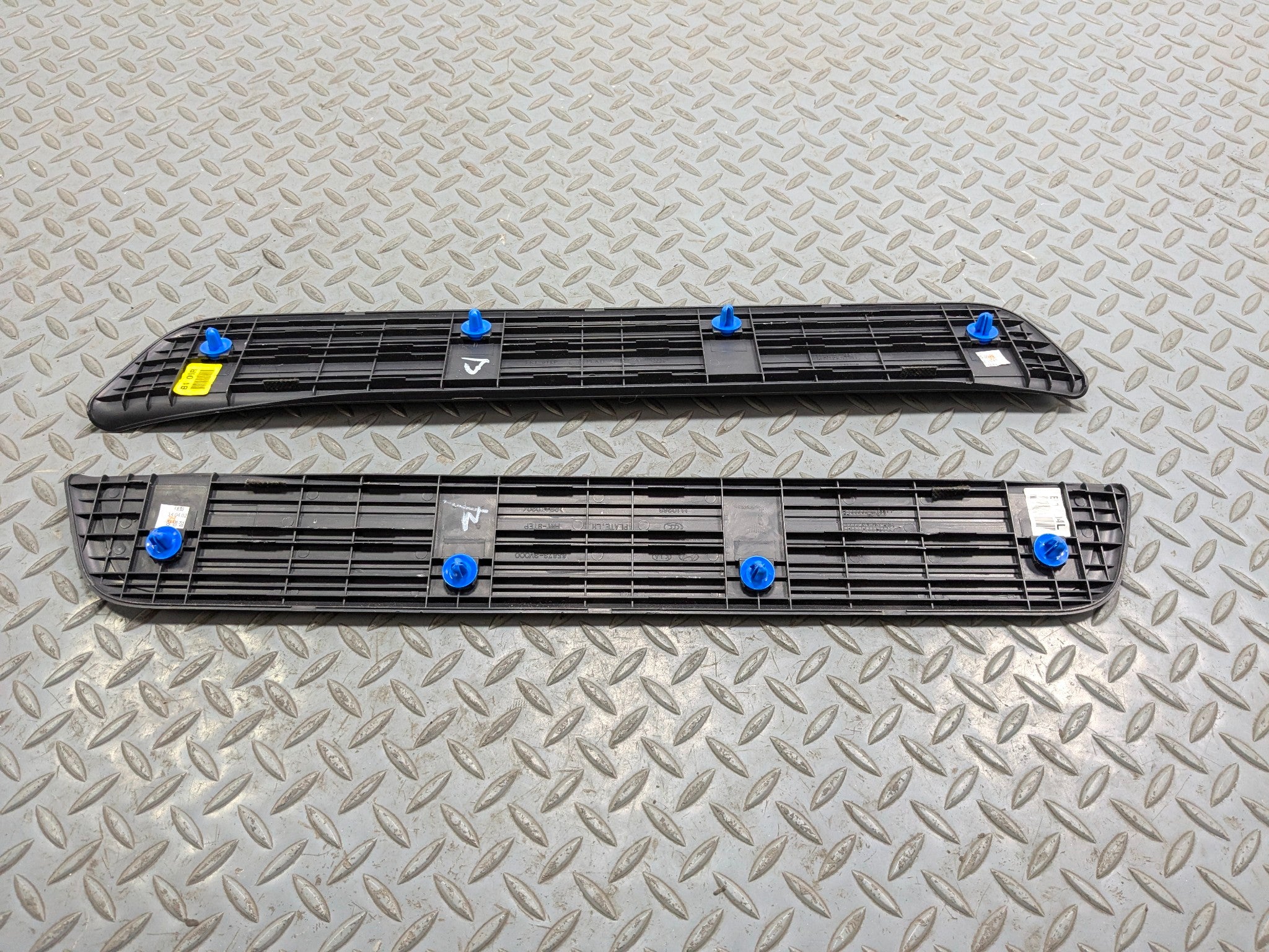 2012 - 2014 HYUNDAI AZERA OEM FRONT DOOR FLOOR STEP TRIM SILL SCUFF PLATE BLACK