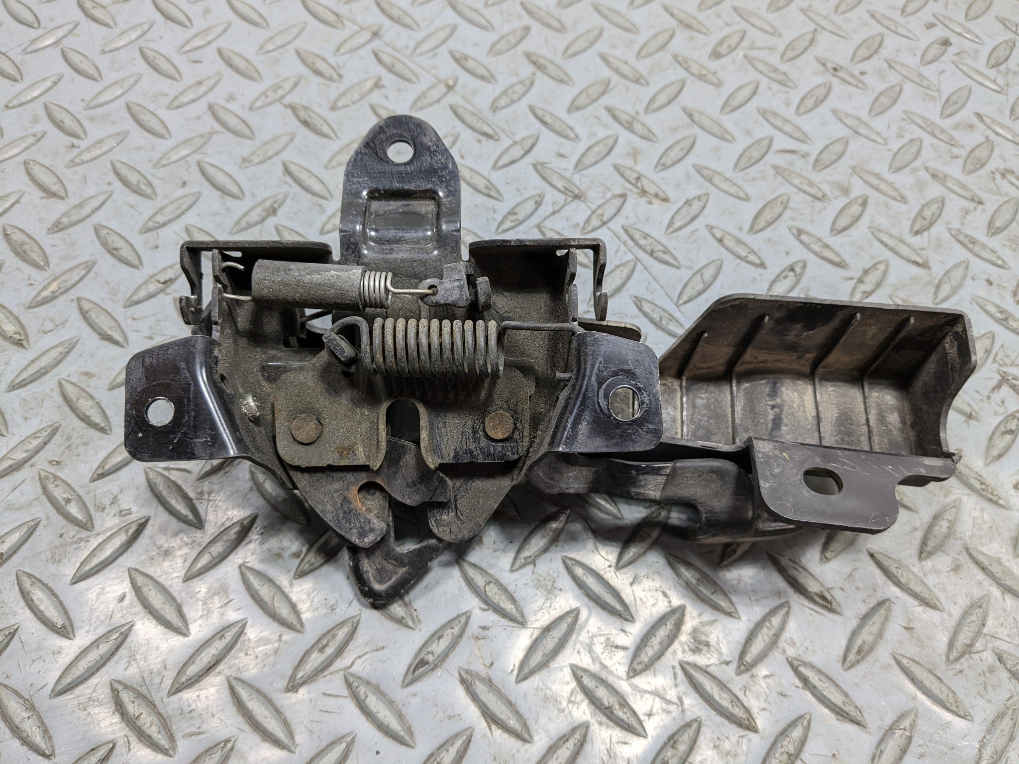 2012 - 2014 HYUNDAI AZERA OEM HOOD LOCK LATCH RELEASE ACTUATOR ASSEMBLY