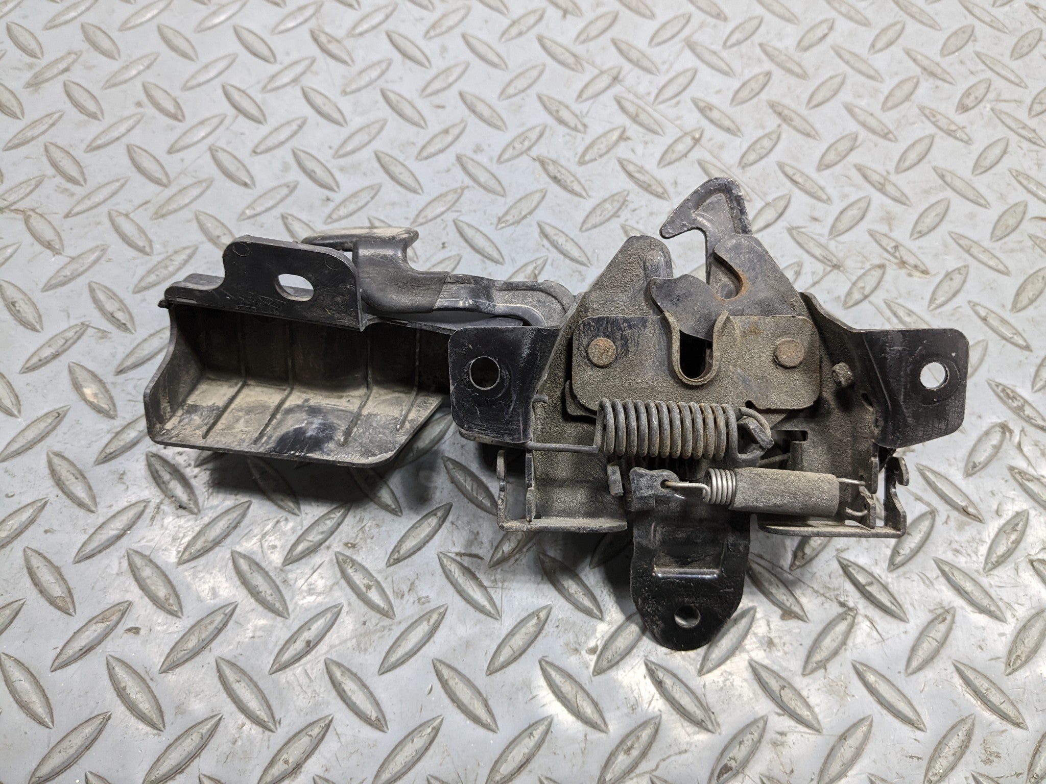 2012 - 2014 HYUNDAI AZERA OEM HOOD LOCK LATCH RELEASE ACTUATOR ASSEMBLY