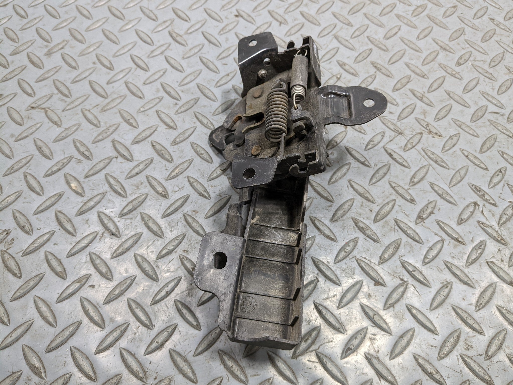 2012 - 2014 HYUNDAI AZERA OEM HOOD LOCK LATCH RELEASE ACTUATOR ASSEMBLY