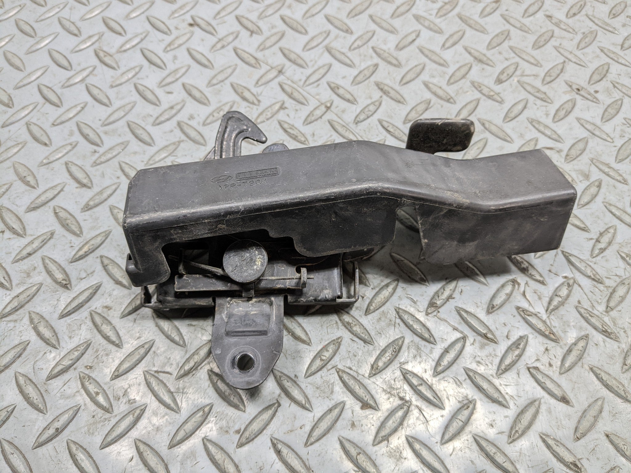 2012 - 2014 HYUNDAI AZERA OEM HOOD LOCK LATCH RELEASE ACTUATOR ASSEMBLY