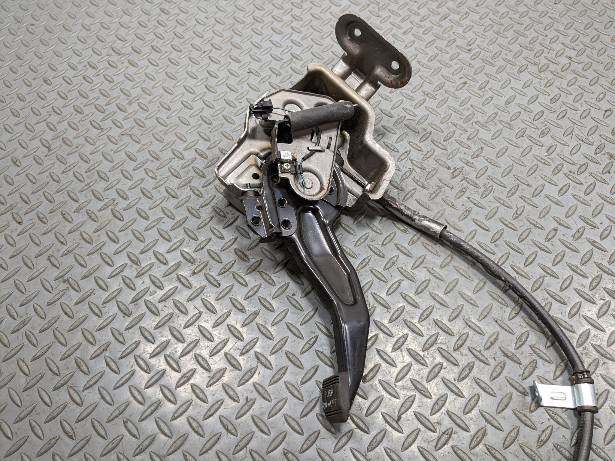 12 - 14 HYUNDAI AZERA OEM FOOT STOP EMERGENCY BRAKE PEDAL WITH BRACKET ASSEMBLY