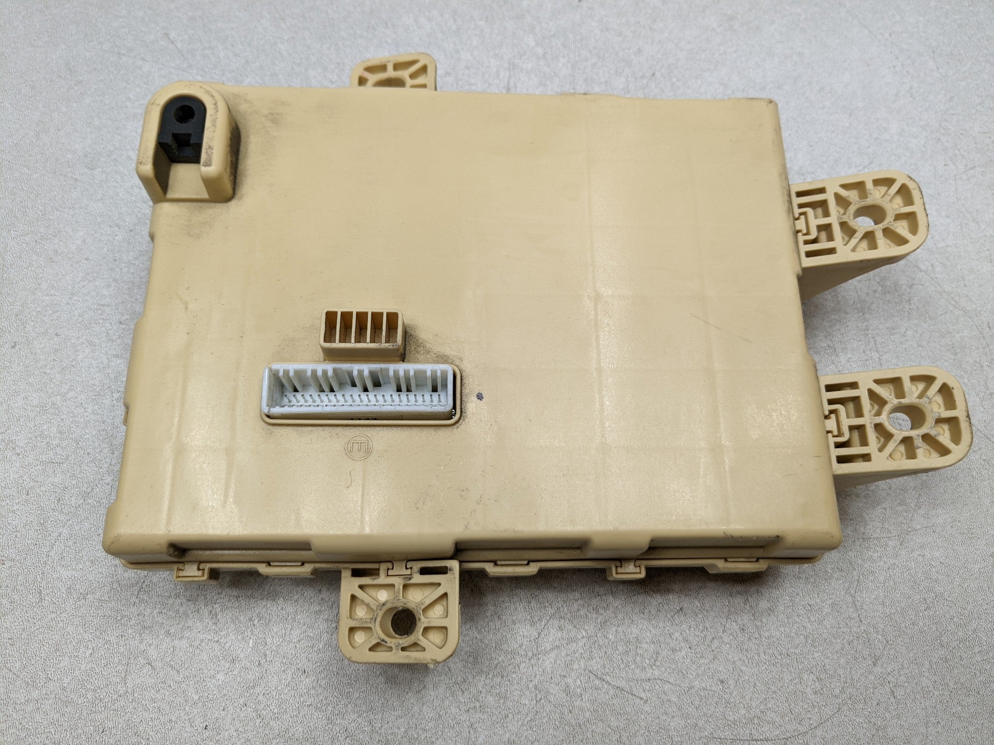 2012 - 2014 HYUNDAI AZERA OEM CABIN FUSE BOX INTERIOR RELAY JUNCTION BLOCK UNIT