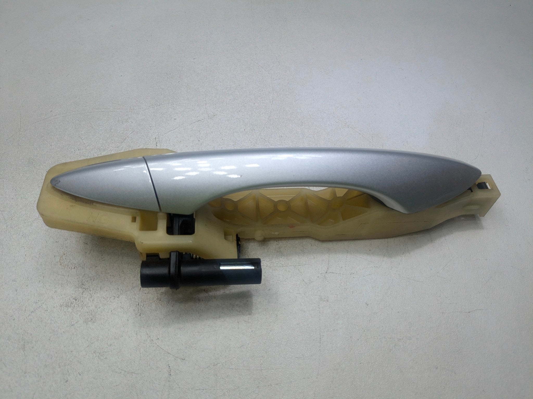 2012 - 2014 HYUNDAI AZERA OEM EXTERIOR DOOR HANDLE REAR RIGHT PASSENGER SIDE