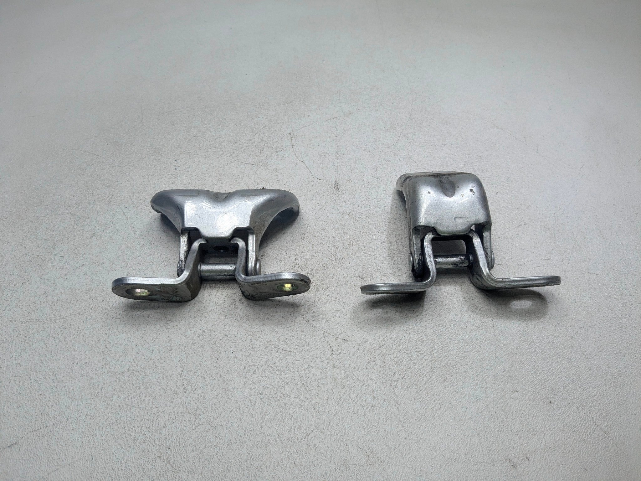 2012 - 2014 HYUNDAI AZERA OEM DOOR HINGE SET UPPER AND LOWER REAR RIGHT SIDE
