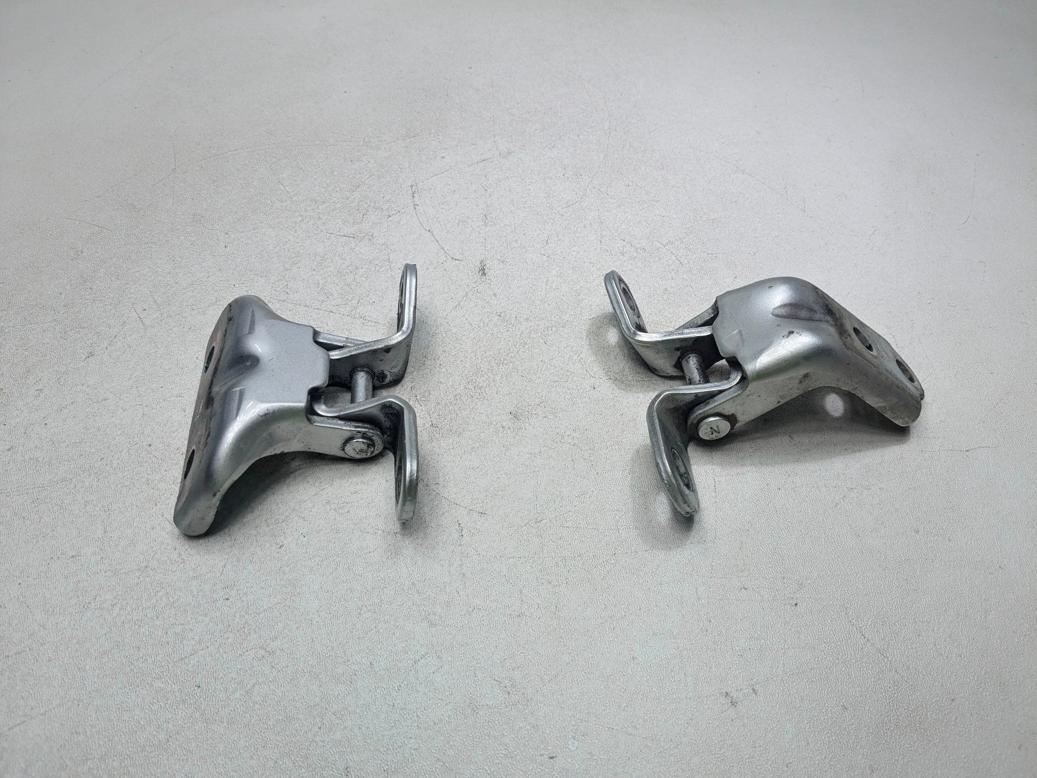 2012 - 2014 HYUNDAI AZERA OEM DOOR HINGE SET UPPER AND LOWER REAR RIGHT SIDE