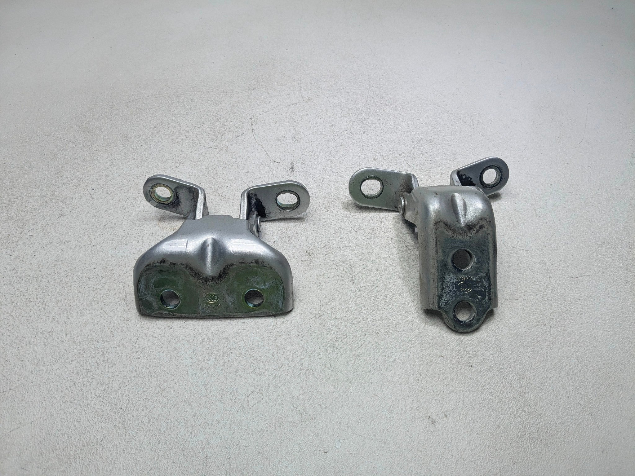 2012 - 2014 HYUNDAI AZERA OEM DOOR HINGE SET UPPER AND LOWER REAR RIGHT SIDE