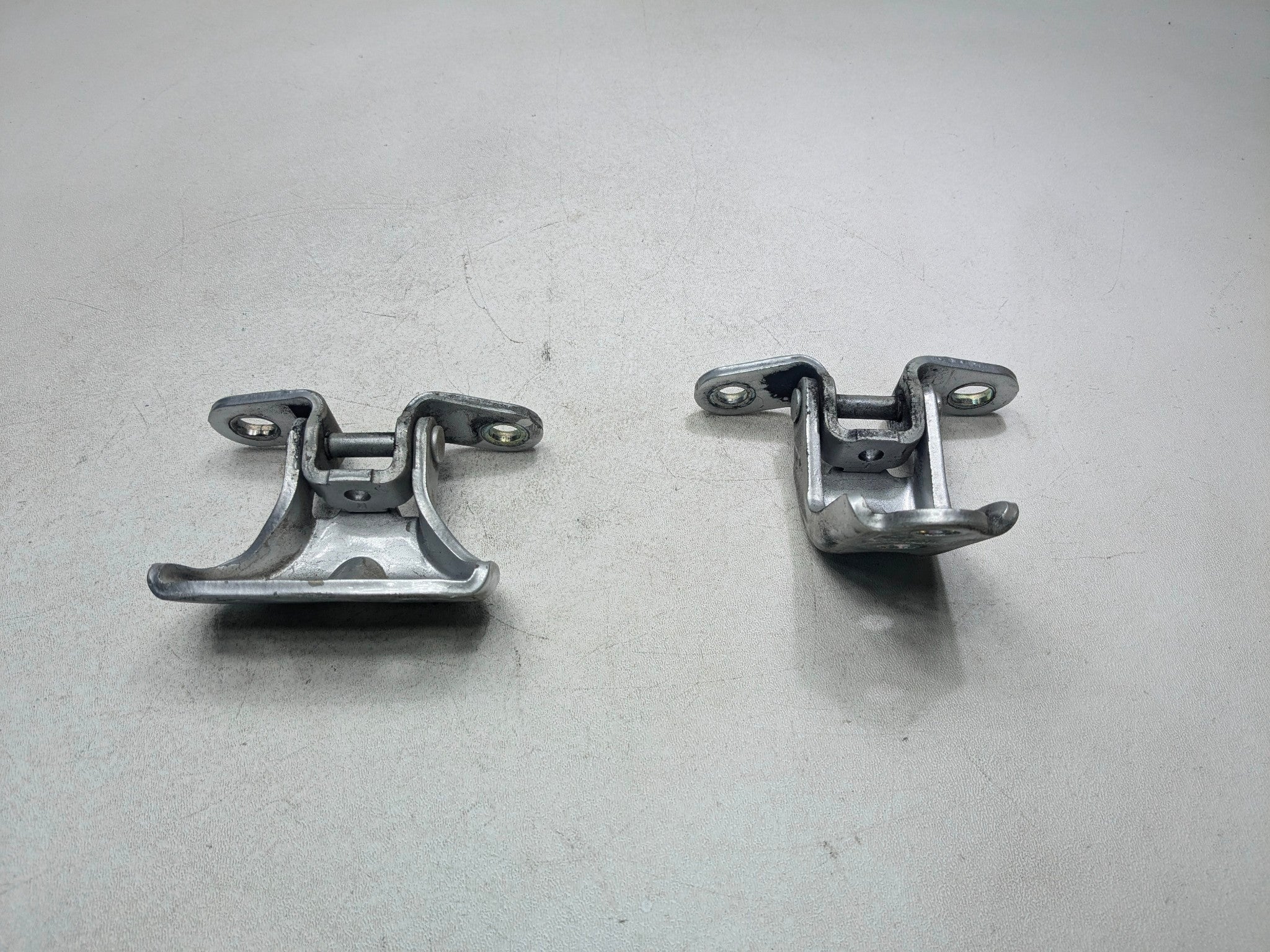 2012 - 2014 HYUNDAI AZERA OEM DOOR HINGE SET UPPER AND LOWER REAR RIGHT SIDE